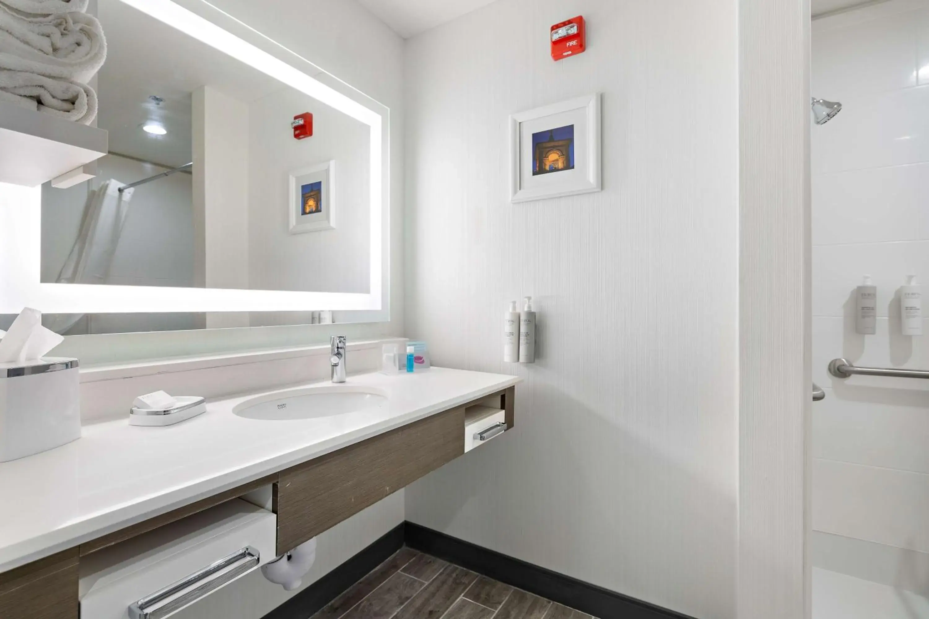 Bathroom in Hampton Inn By Hilton Kansas City Downtown Financial District, MO