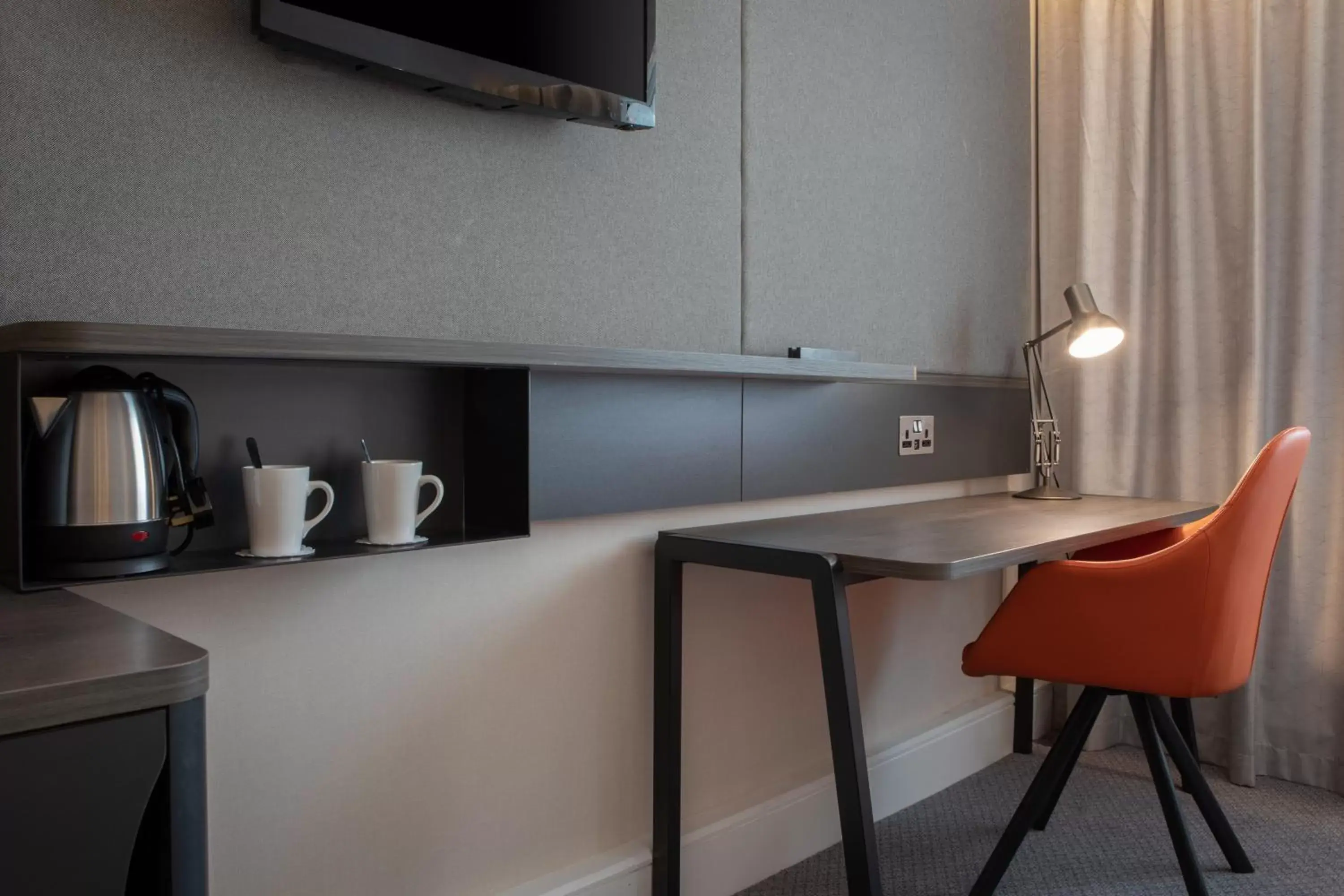 Photo of the whole room, Kitchen/Kitchenette in Holiday Inn Bolton Centre, an IHG Hotel