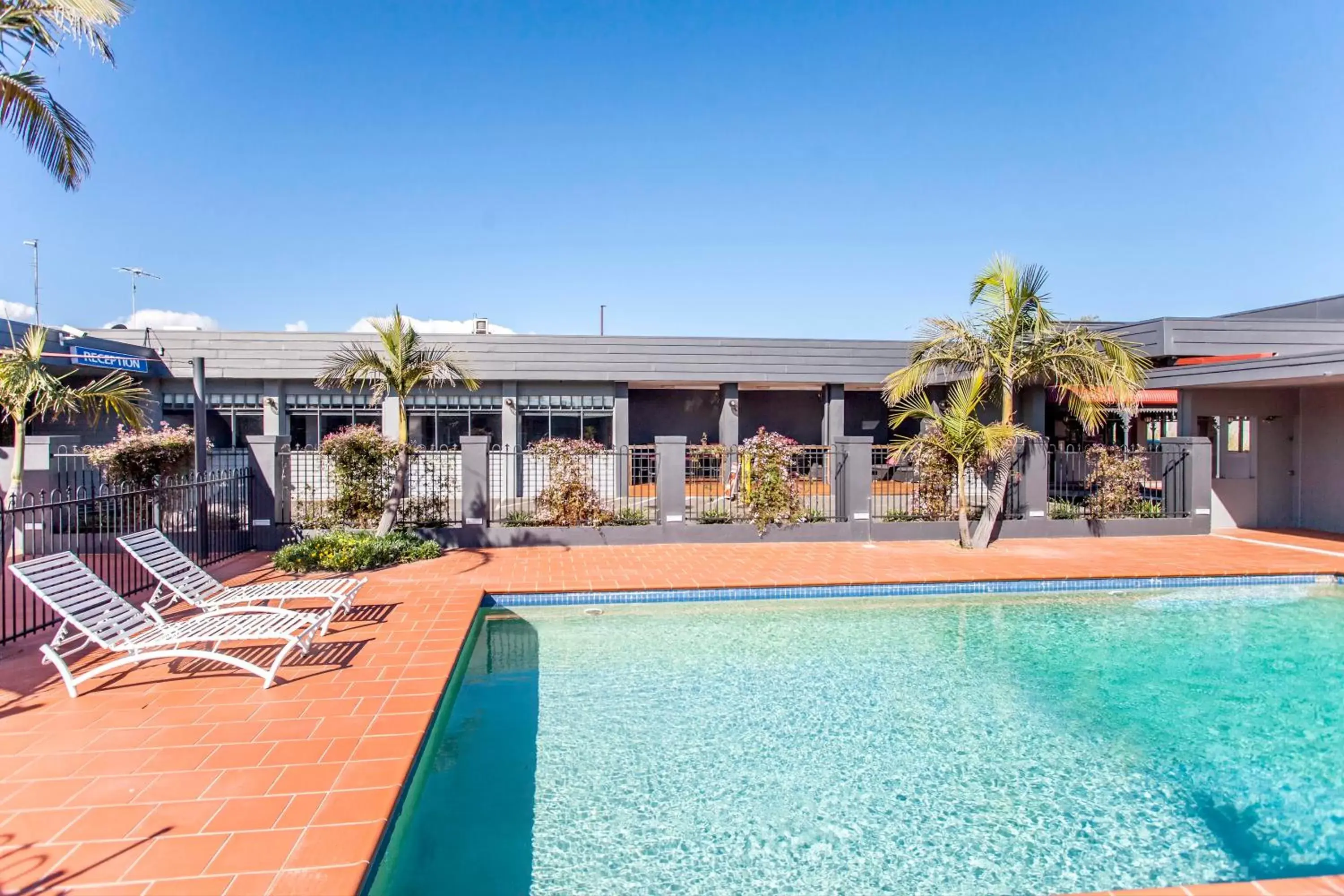 Swimming Pool in Sunshine Motor Inn