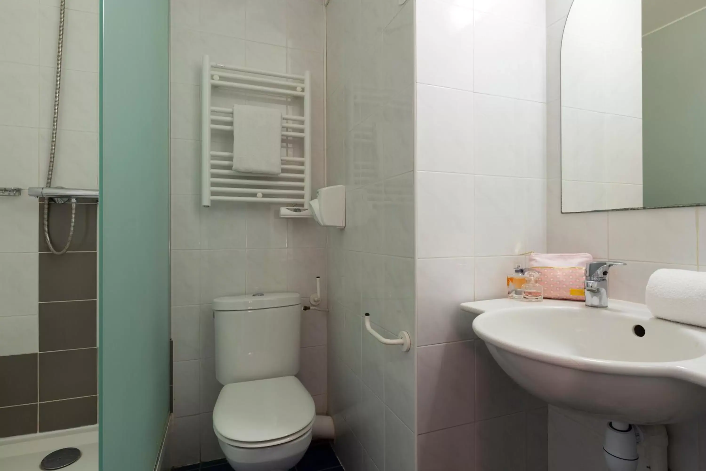 Shower, Bathroom in B&B HOTEL Colmar Lumière