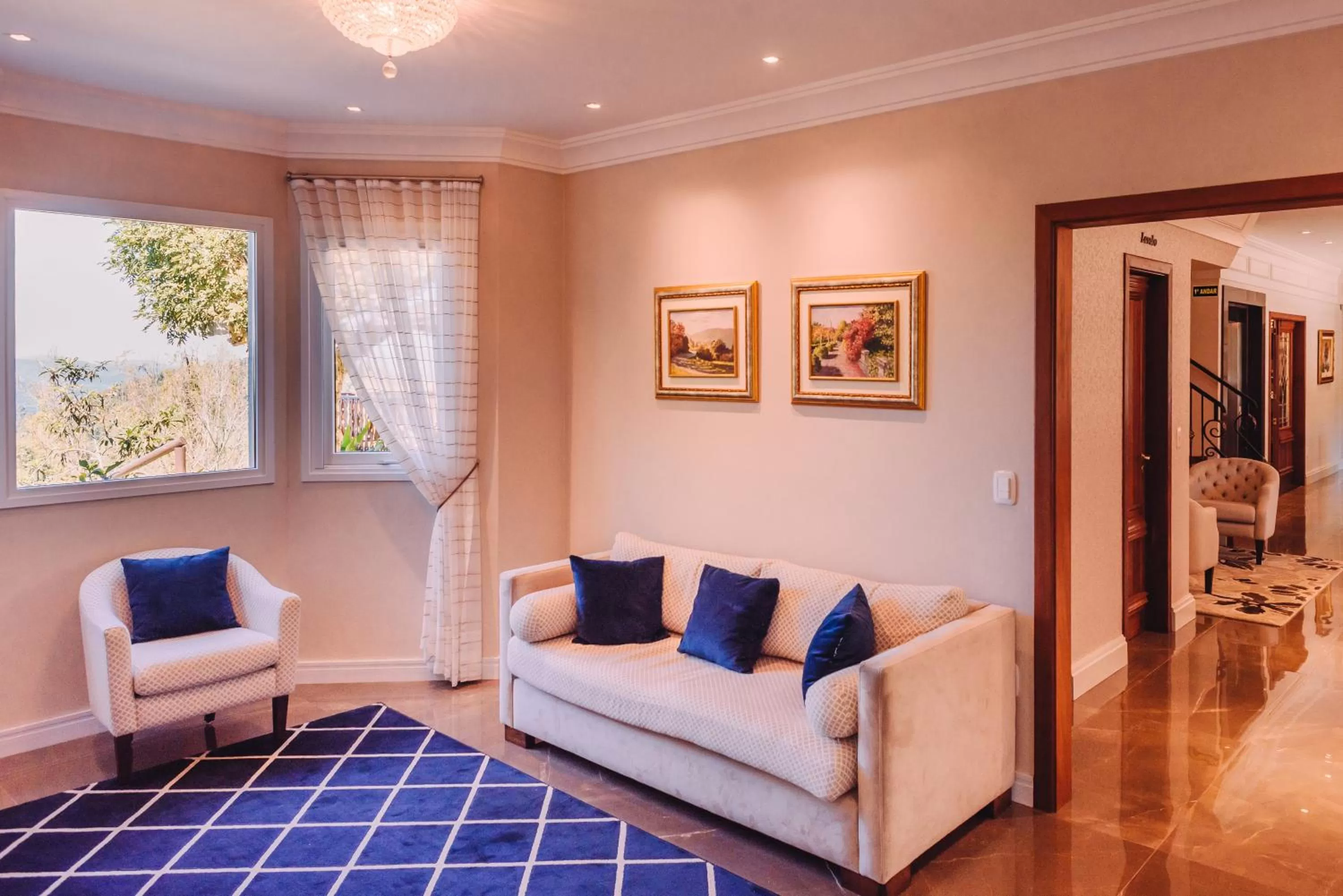 Communal lounge/ TV room in Hotel Jardins da Colina