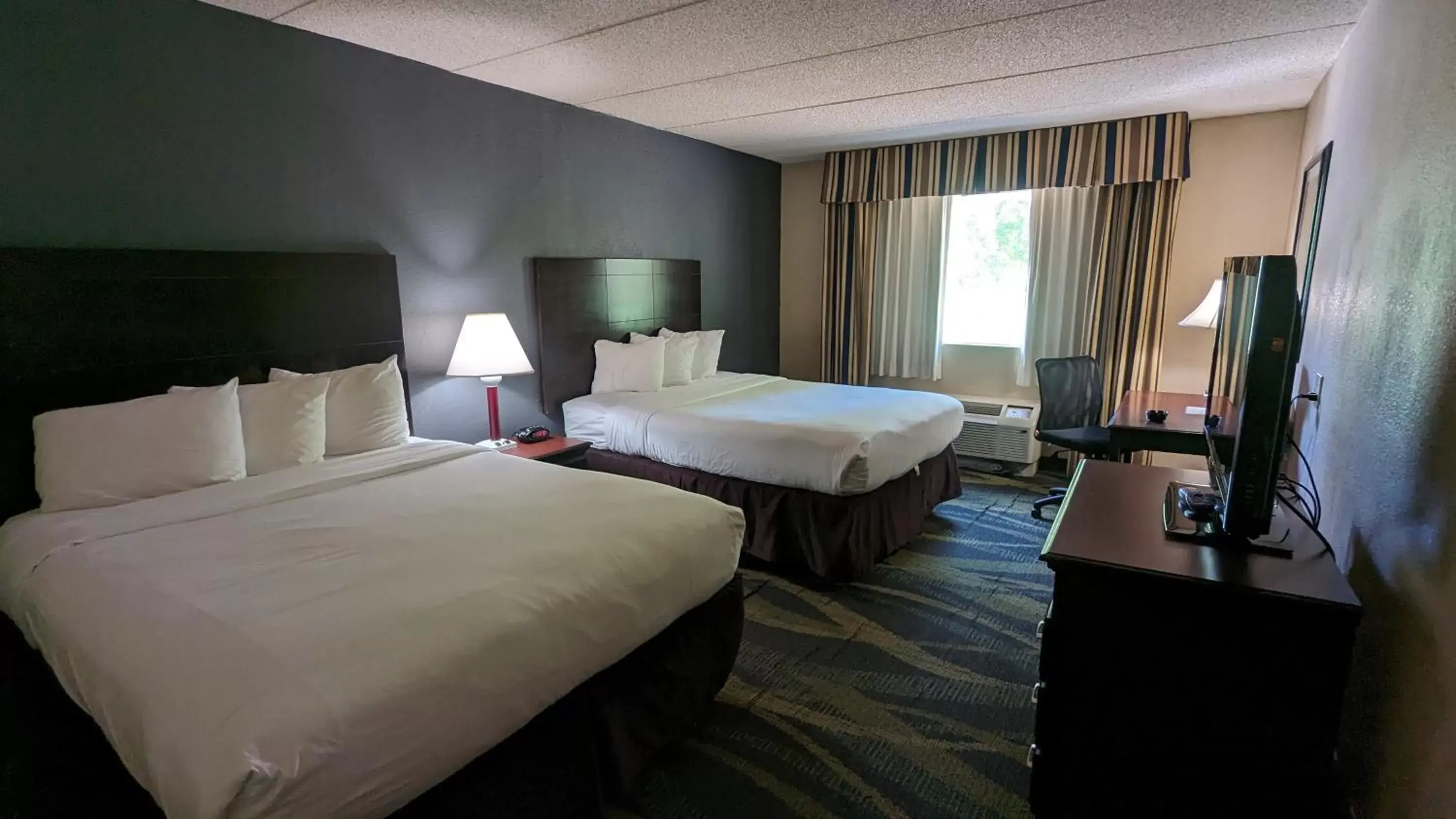 Photo of the whole room, Bed in Best Western Plus Philadelphia Bensalem Hotel