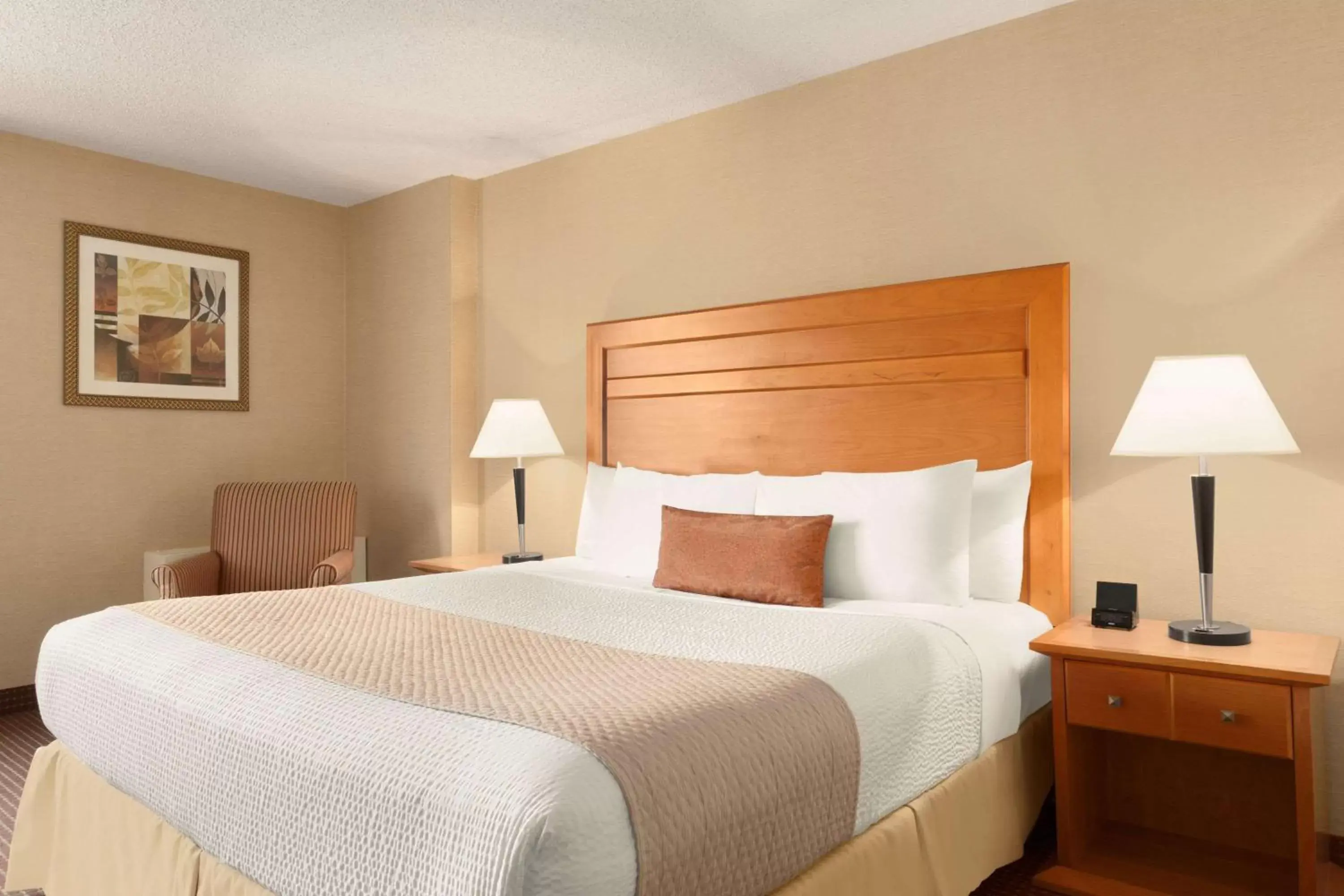 Photo of the whole room, Bed in Days Inn by Wyndham Edmonton Downtown