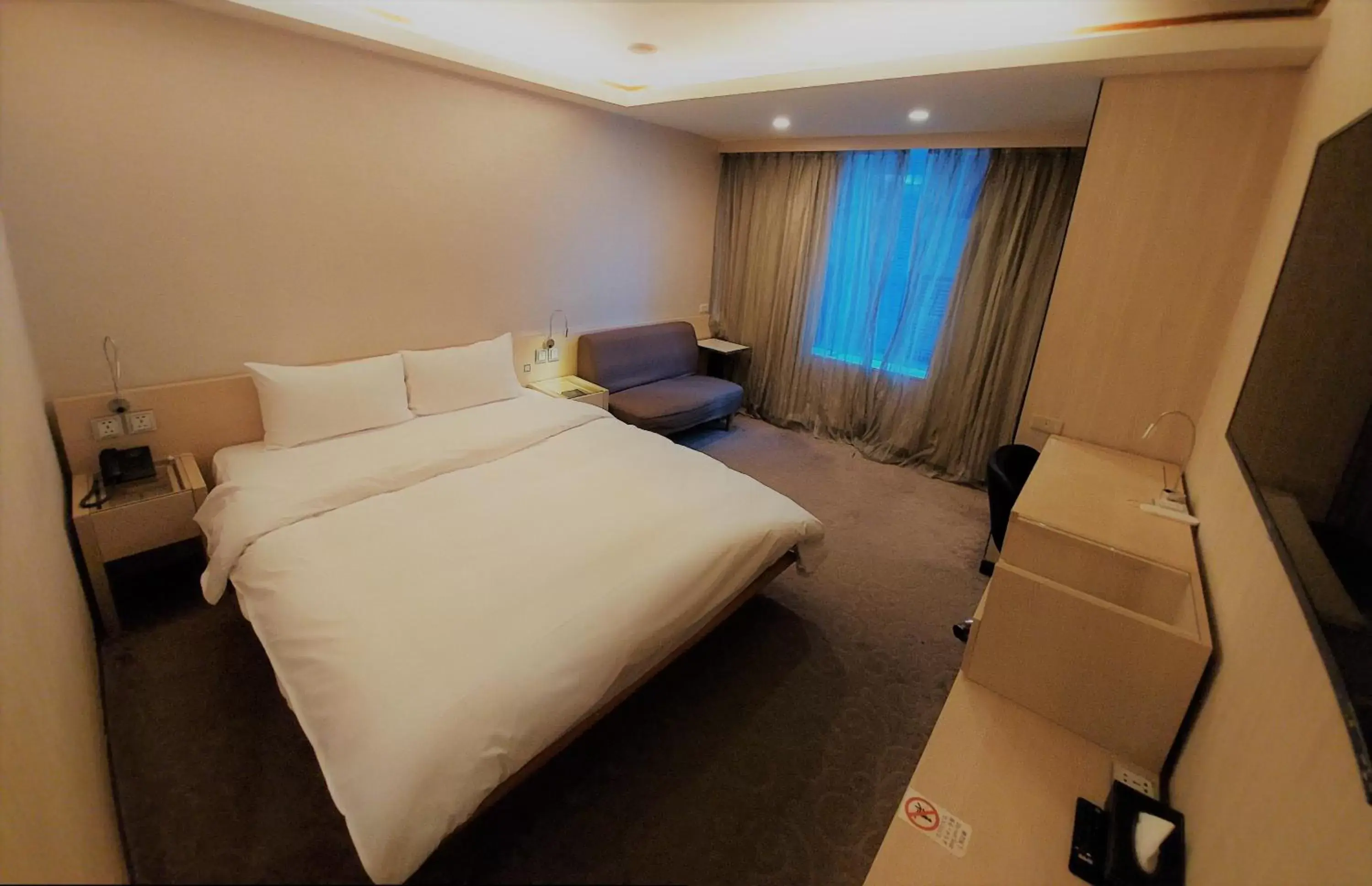 City view, Bed in Yomi Hotel - ShuangLian MRT