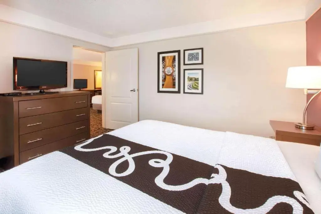 Bed in La Quinta by Wyndham Cincinnati Airport Florence