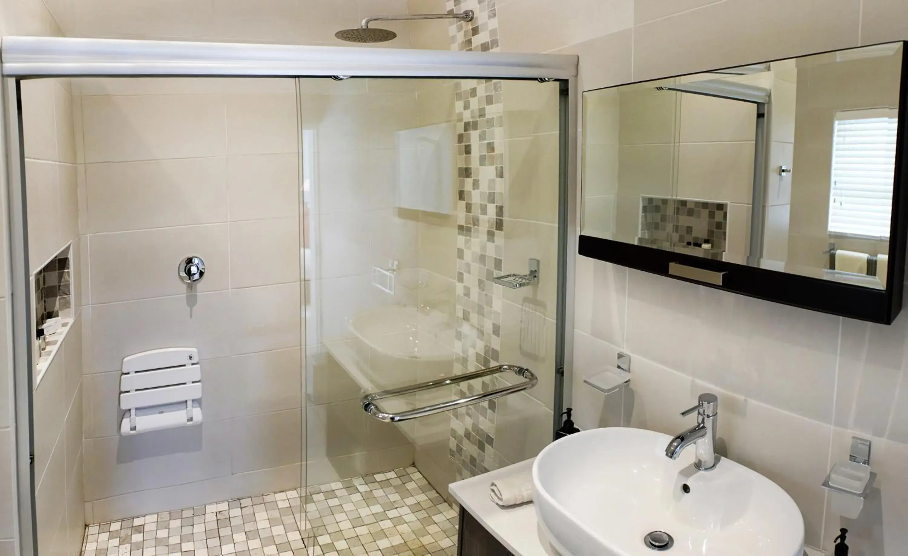 Shower, Bathroom in Vine Guesthouse
