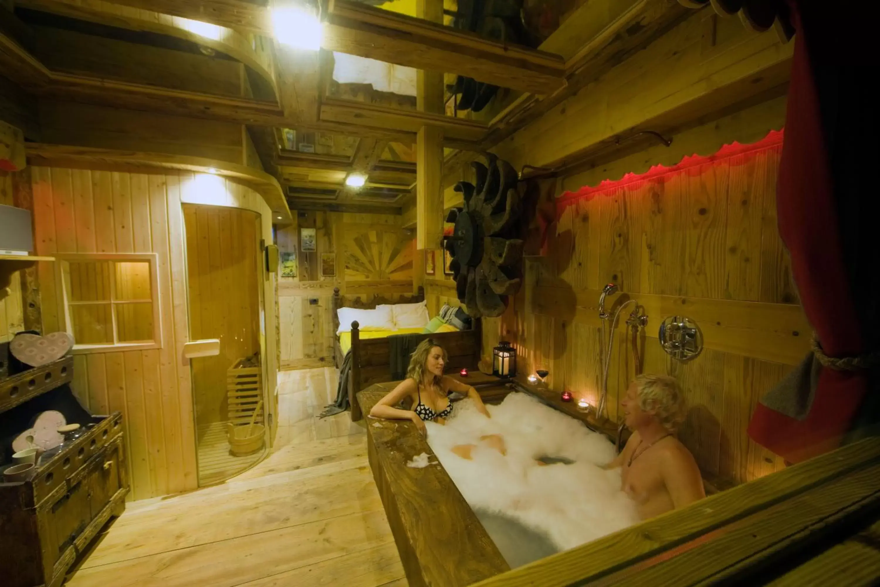 Hot Tub in Hotel Chalet La Meridiana