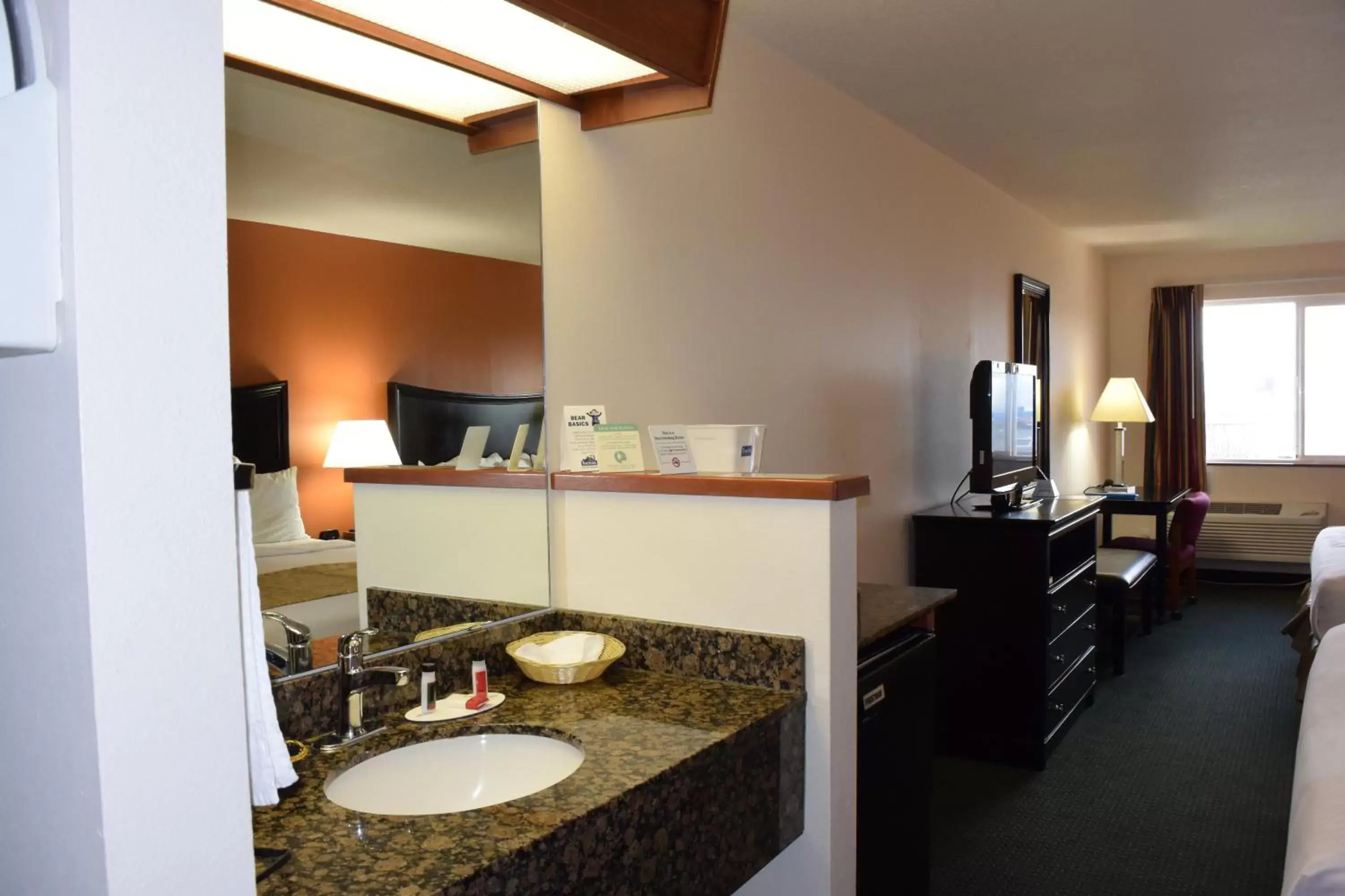 Coffee/tea facilities, TV/Entertainment Center in Travelodge by Wyndham, Newberg