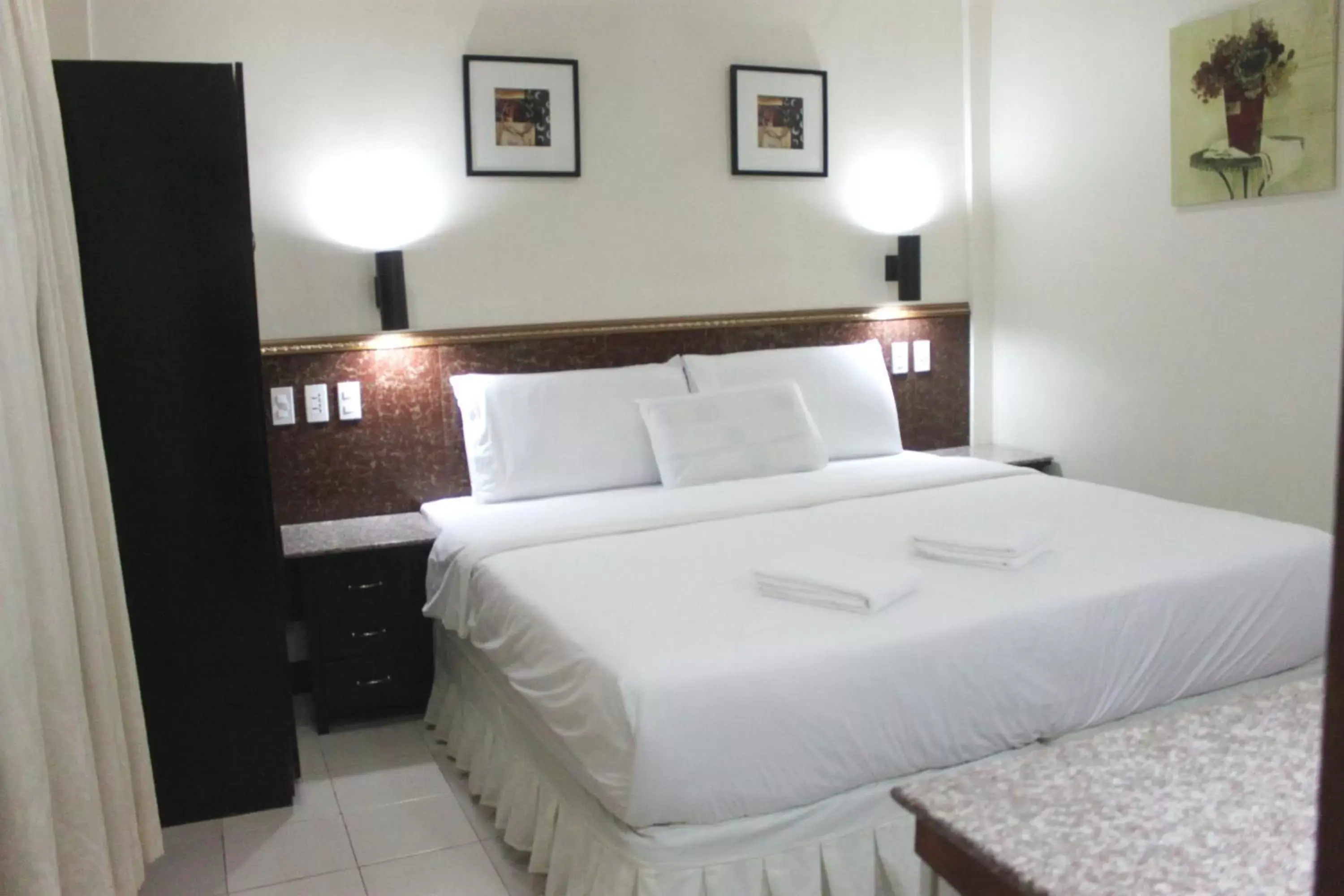 Bathroom, Bed in Lost Horizon Beach Dive Resort