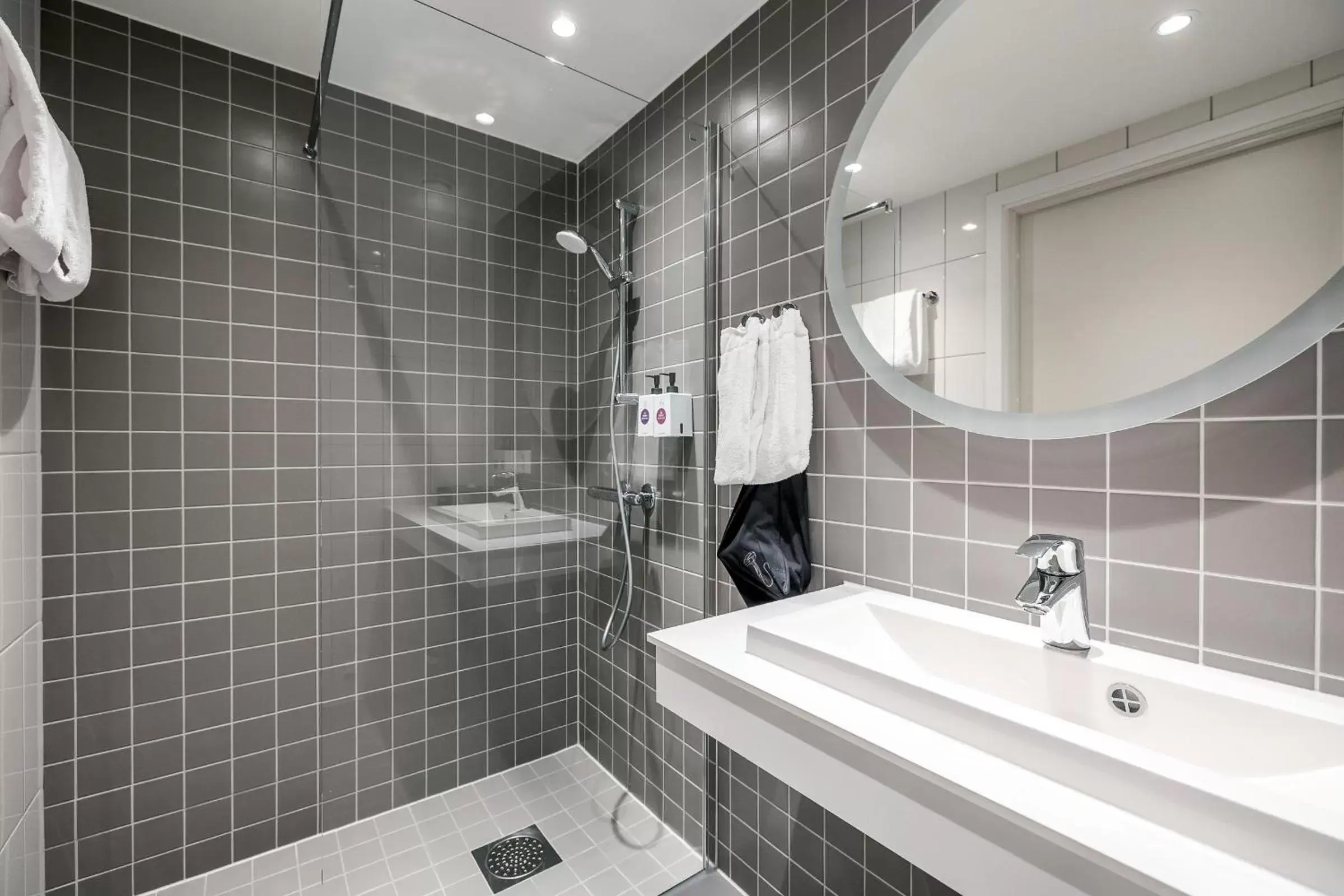 Bathroom in Quality Hotel Grand Larvik