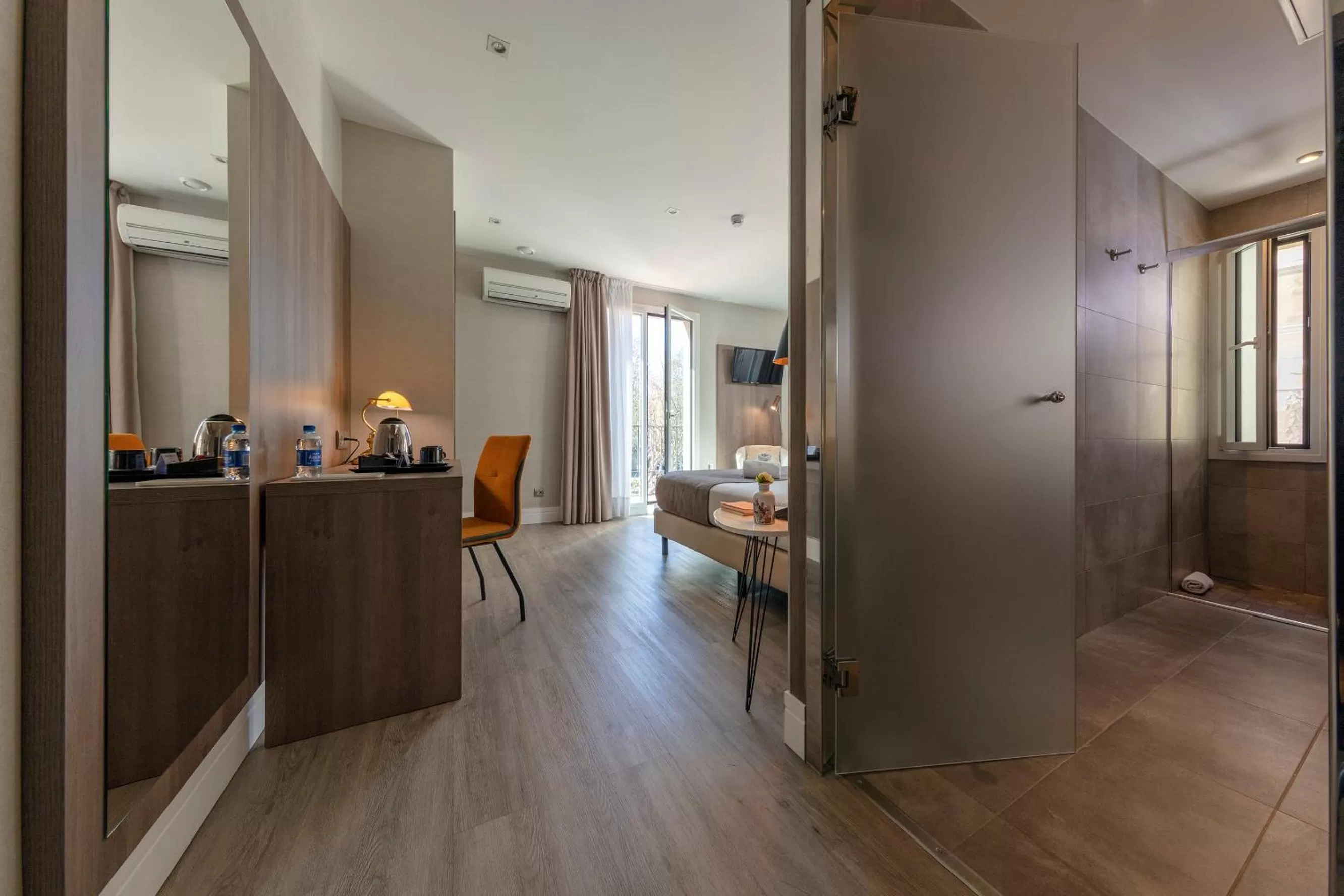 Photo of the whole room in Hotel Oasis