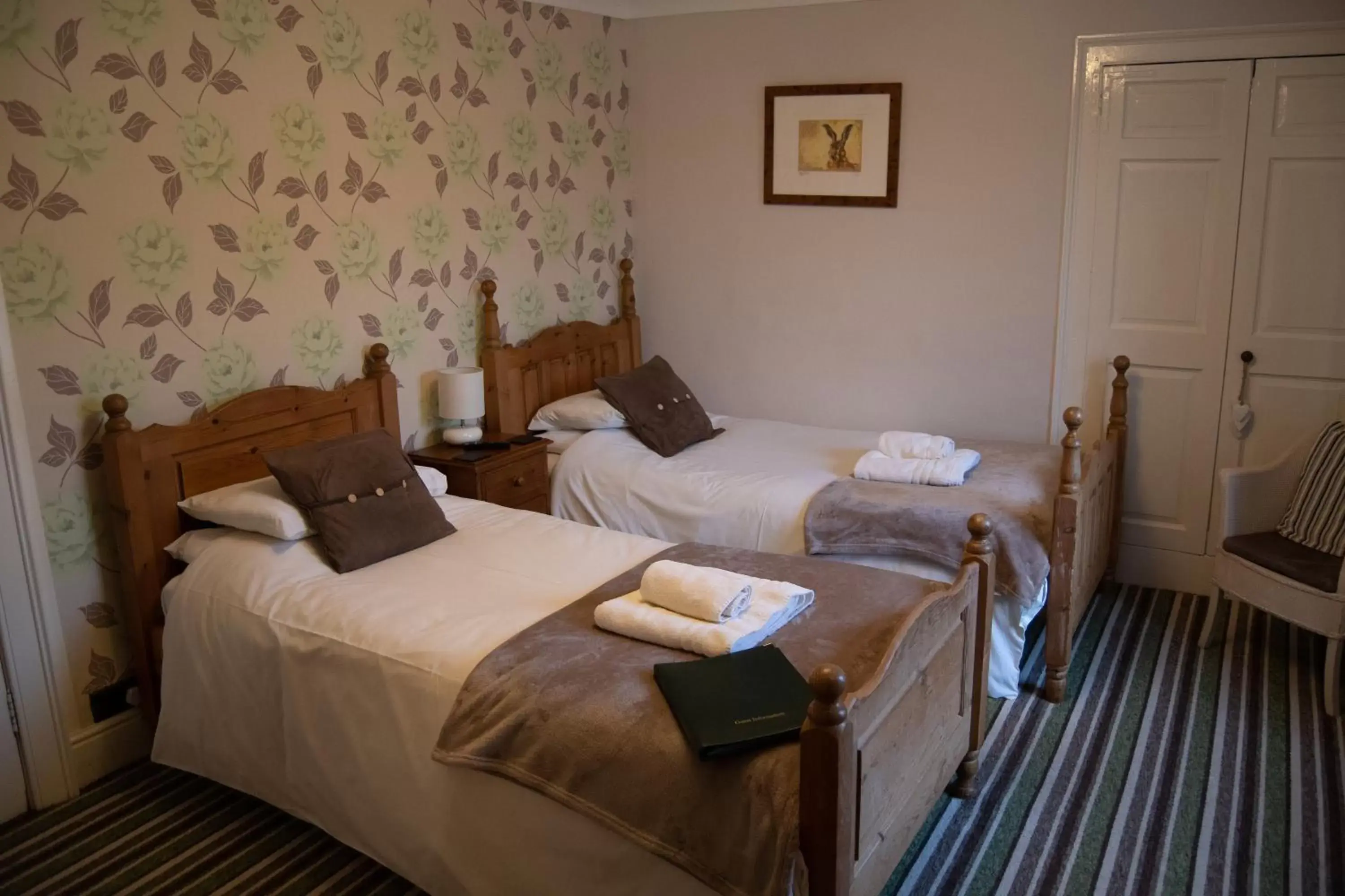 Twin Room with Private Bathroom in Black Bull Hotel