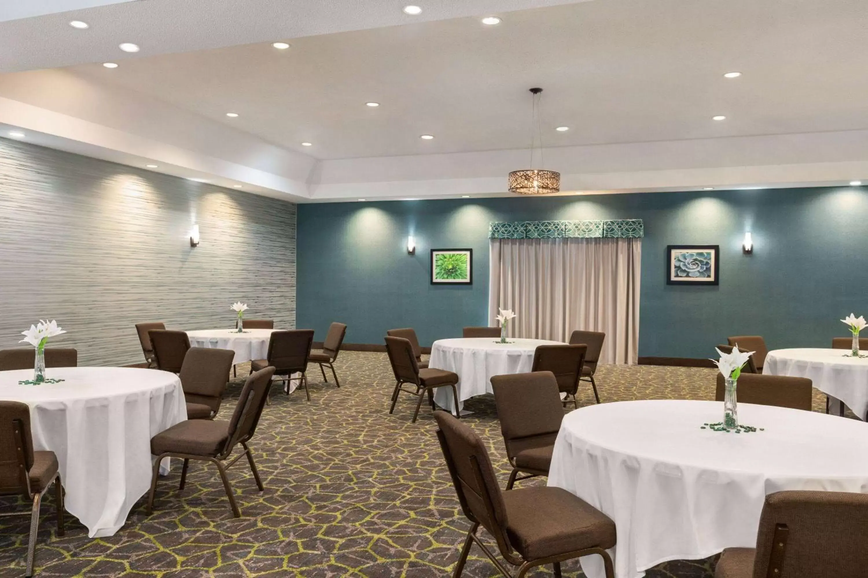 Meeting/conference room, Restaurant/Places to Eat in Wingate by Wyndham Port Wentworth Savannah Area