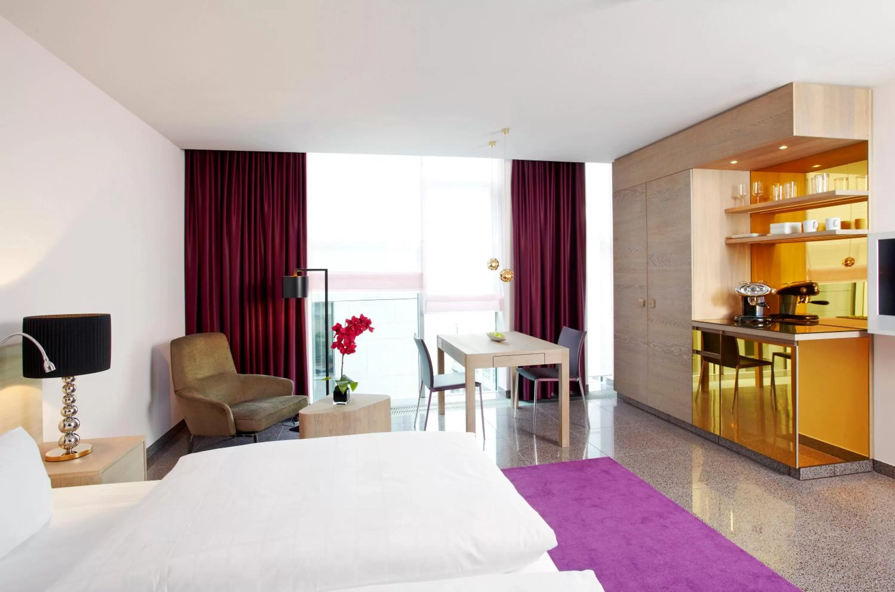 Photo of the whole room, Bed in abito Suites