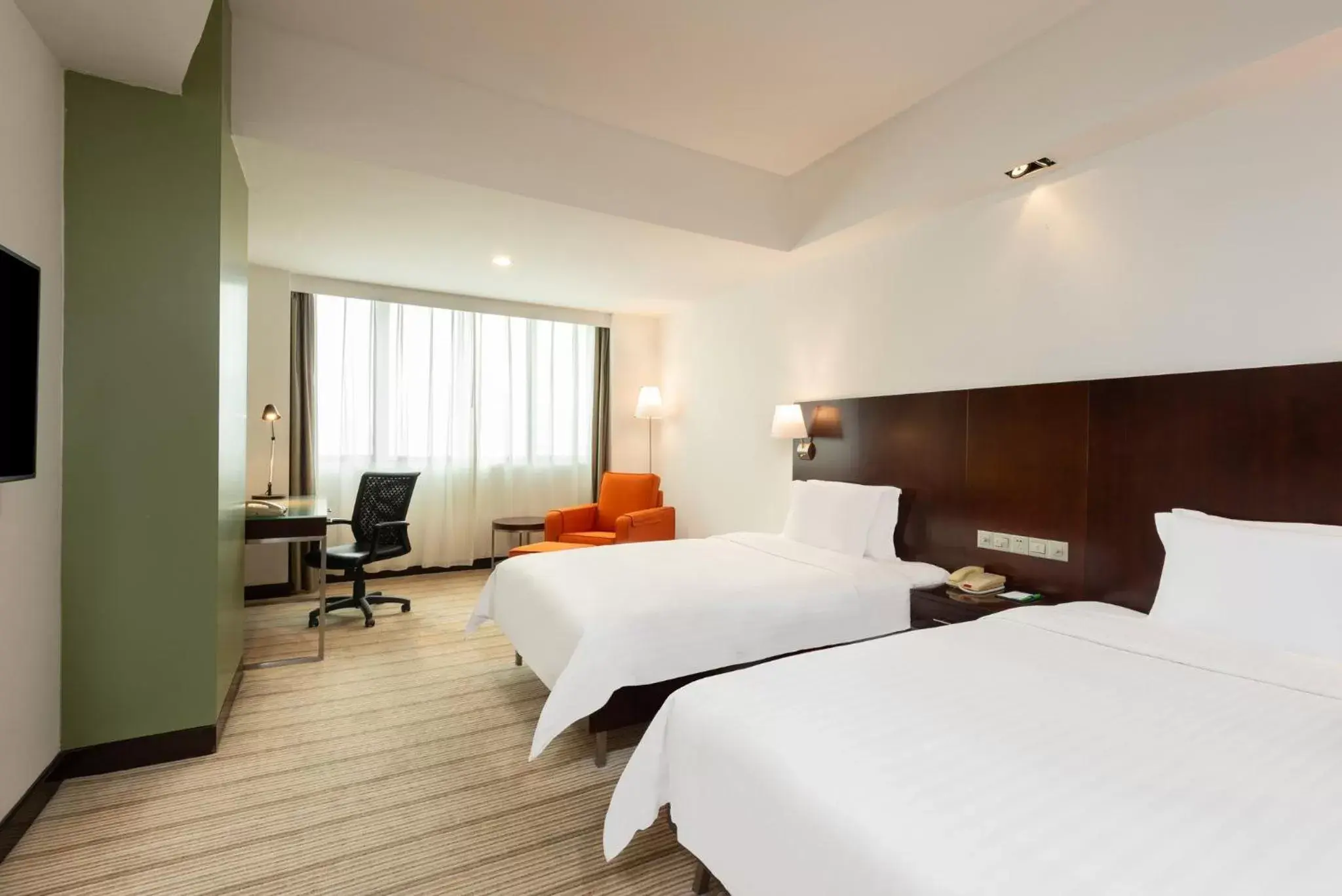 Photo of the whole room, Bed in Holiday Inn Shanghai Vista, an IHG Hotel