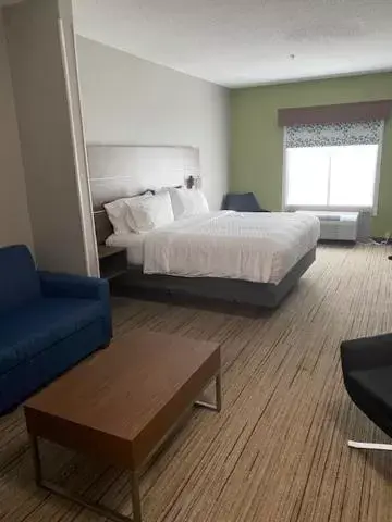 Bed in Holiday Inn Express & Suites - Enterprise, an IHG Hotel