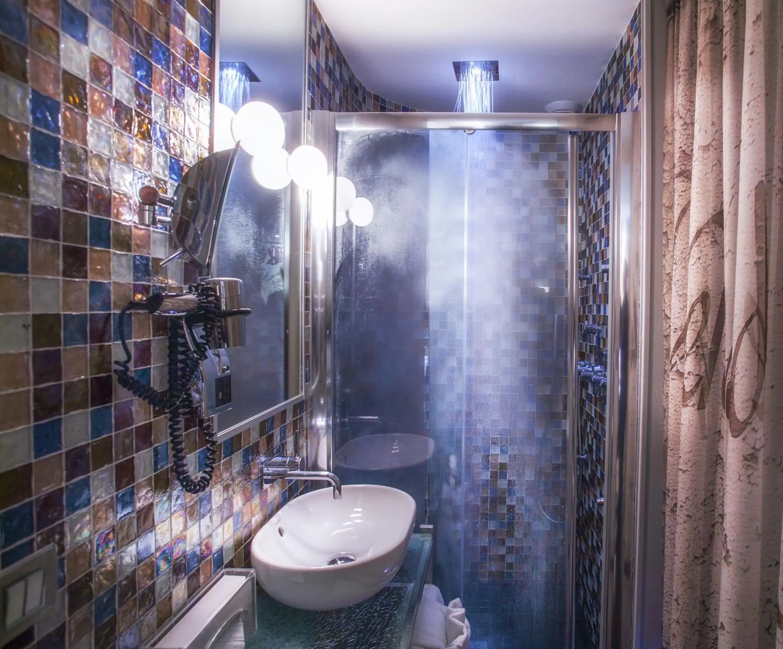 Shower, Bathroom in Apostrophe Hôtel