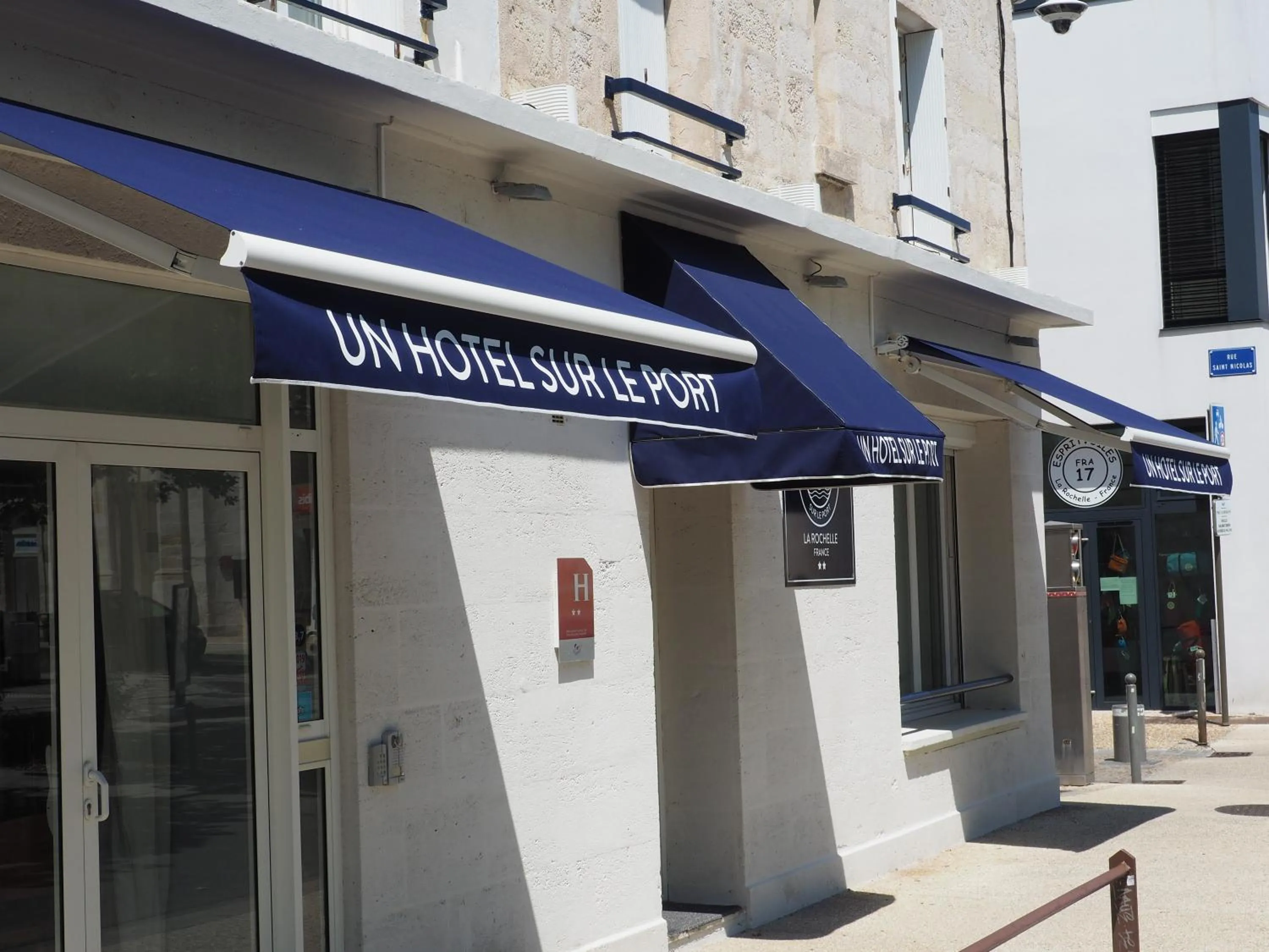 Facade/entrance in Un Hotel sur le Port