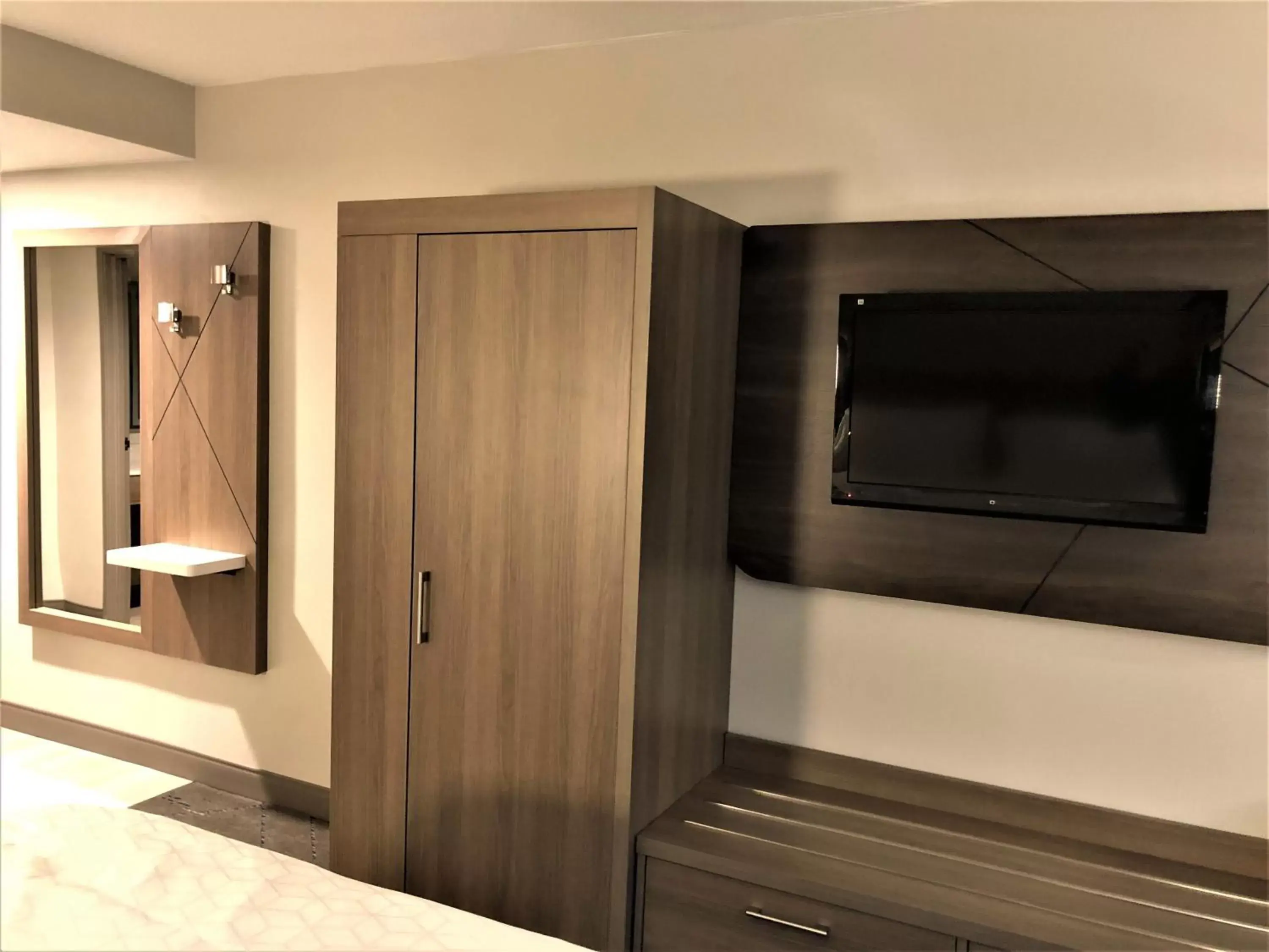 Bedroom, TV/Entertainment Center in Holiday Inn Express & Suites Donegal, an IHG Hotel