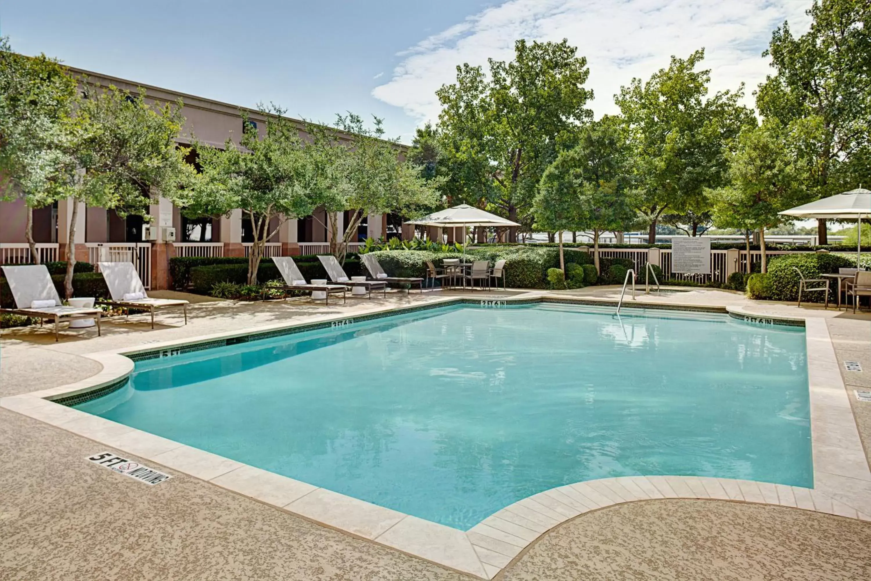 Swimming Pool in Dallas Marriott Suites Medical/Market Center