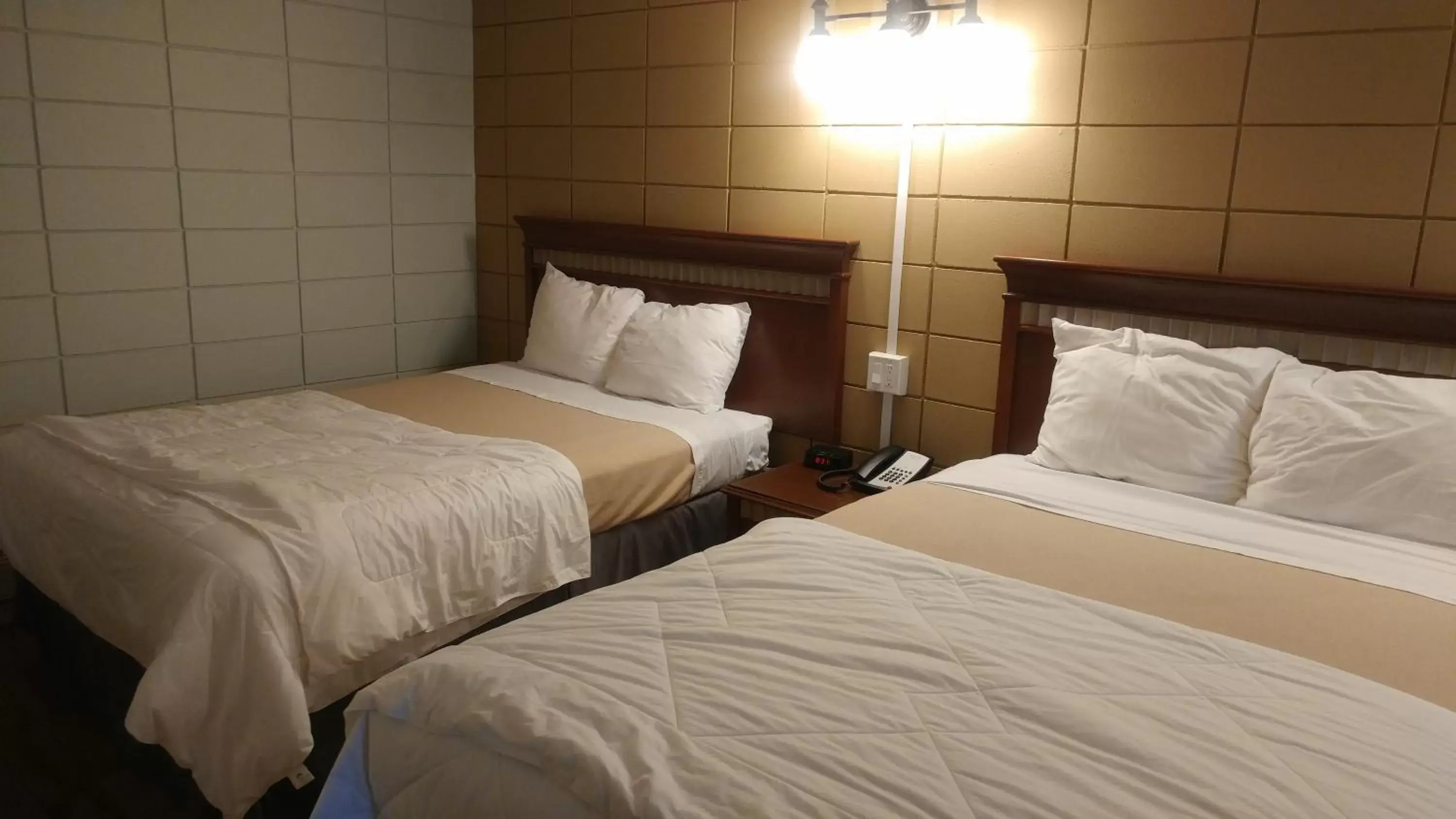 Bedroom, Bed in Big Rock Motel
