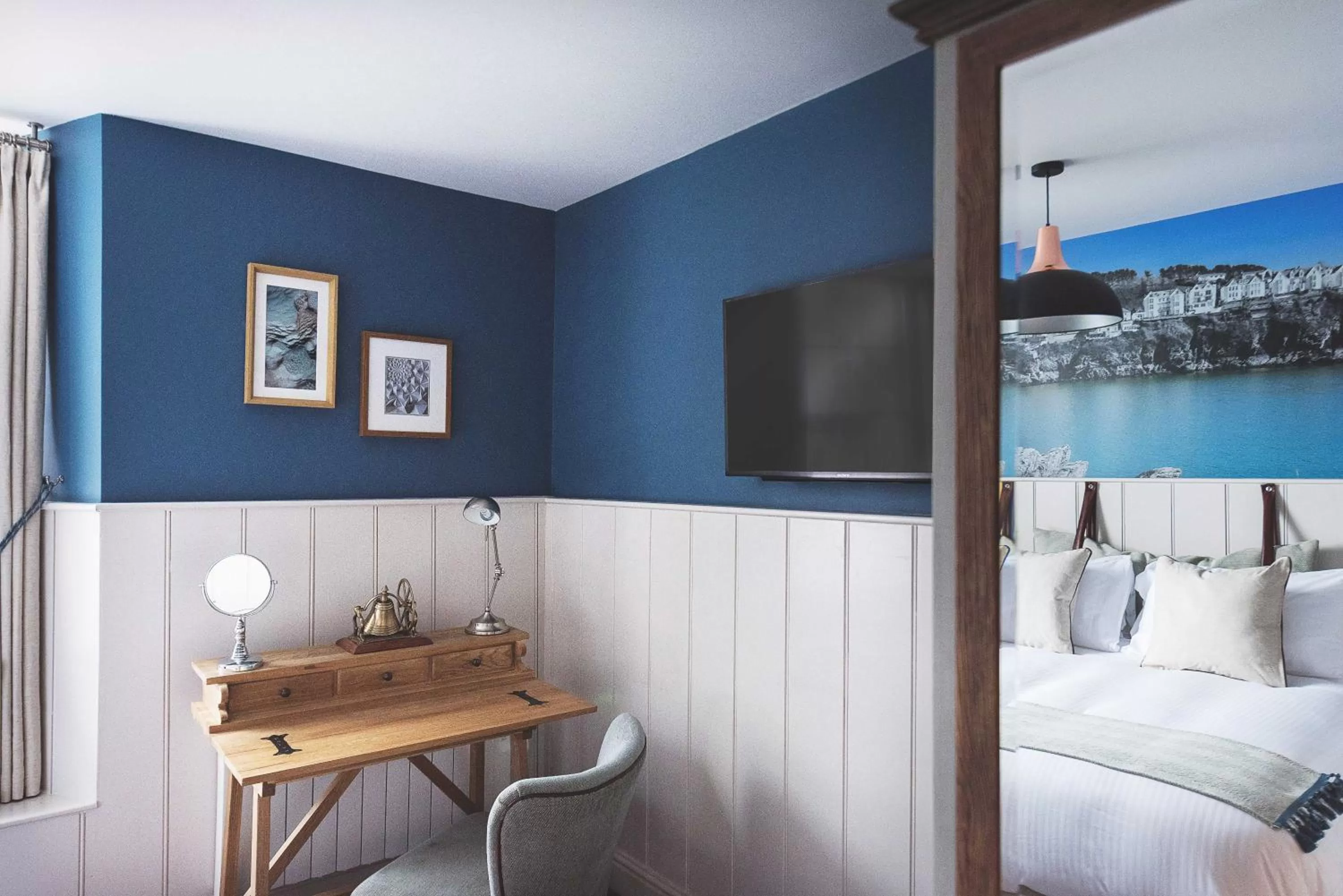 Photo of the whole room, Bed in Havener's