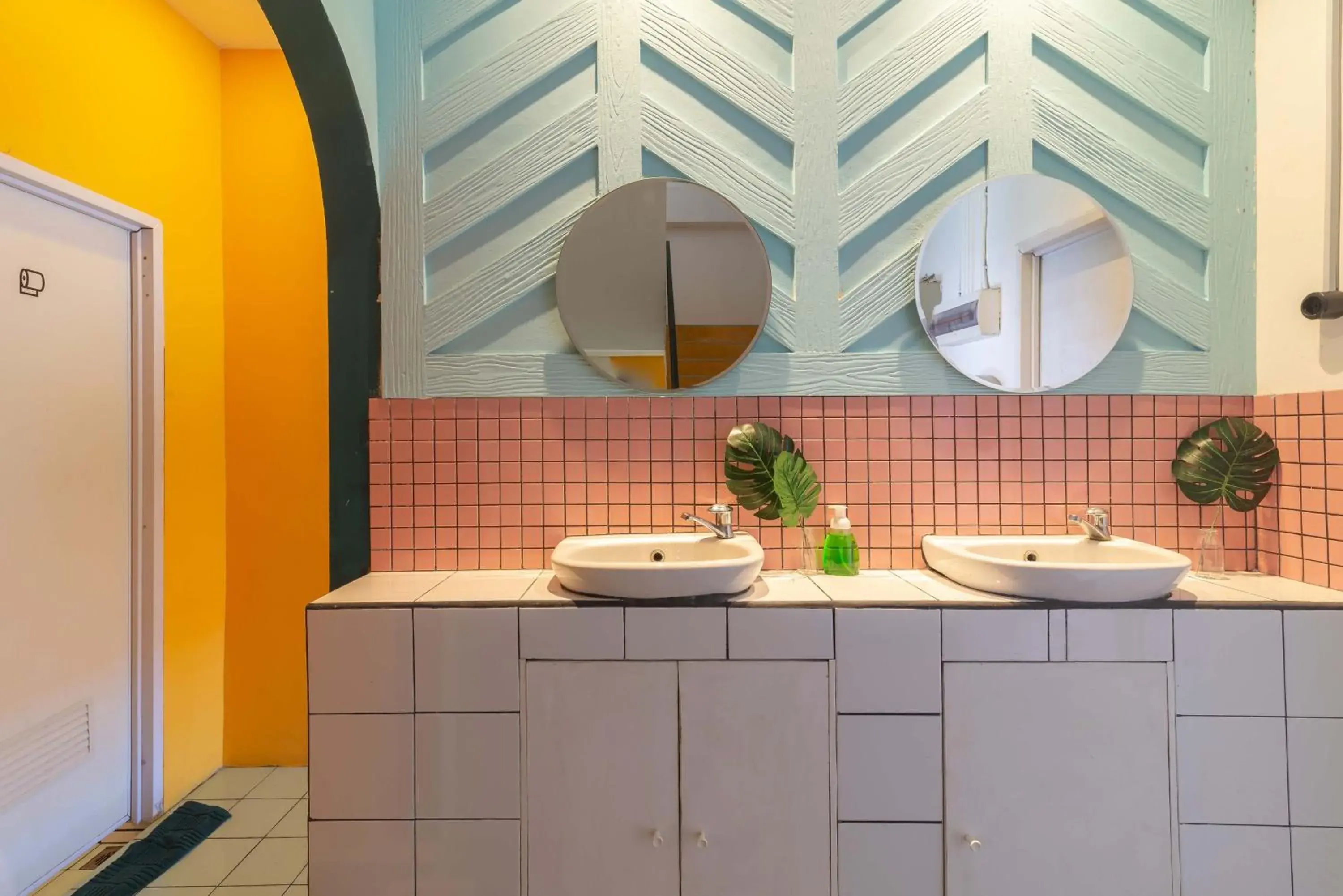 Bathroom, Kitchen/Kitchenette in Wonderloft Hostel