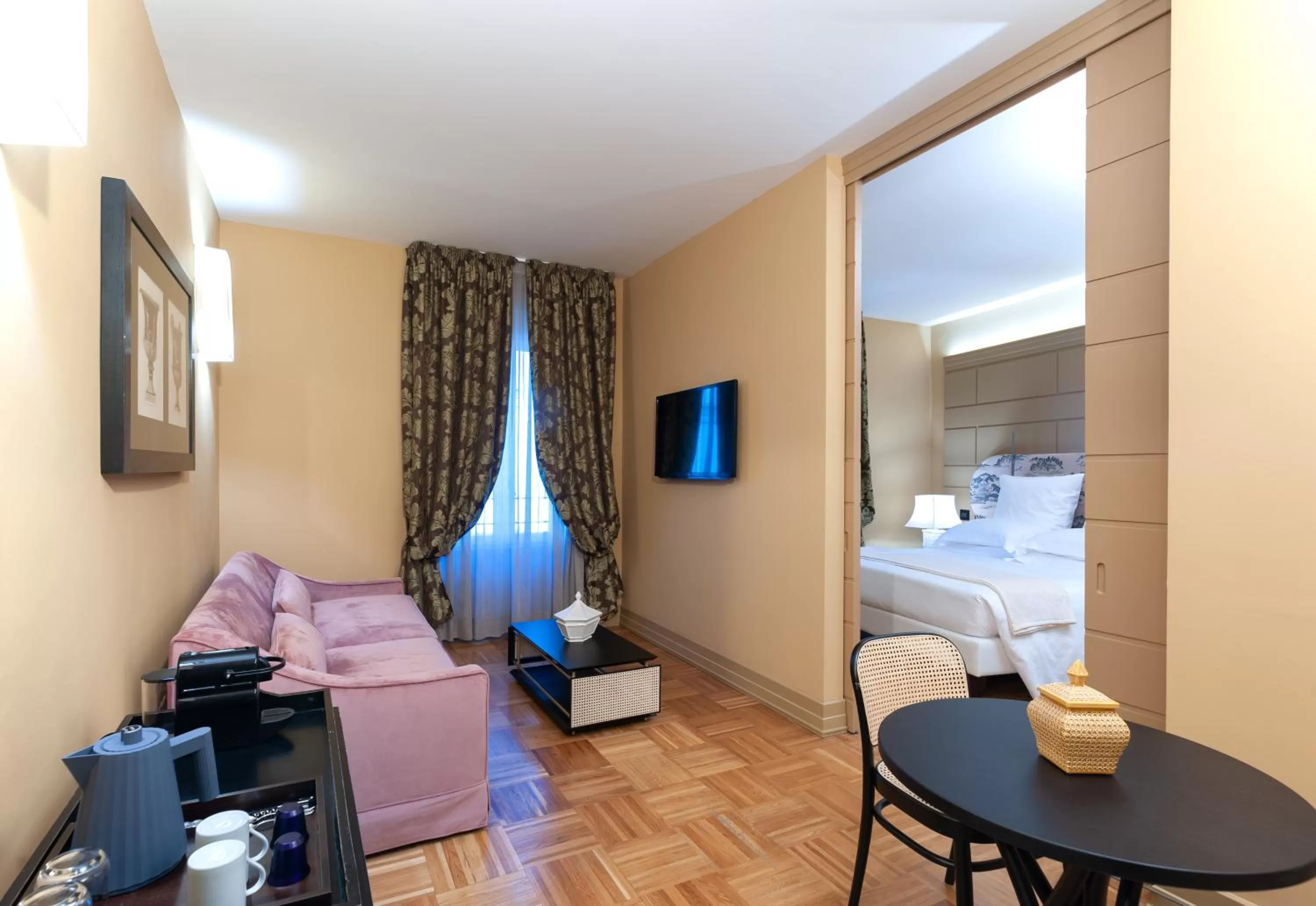 Seating area, Bed in Hotel Number Nine