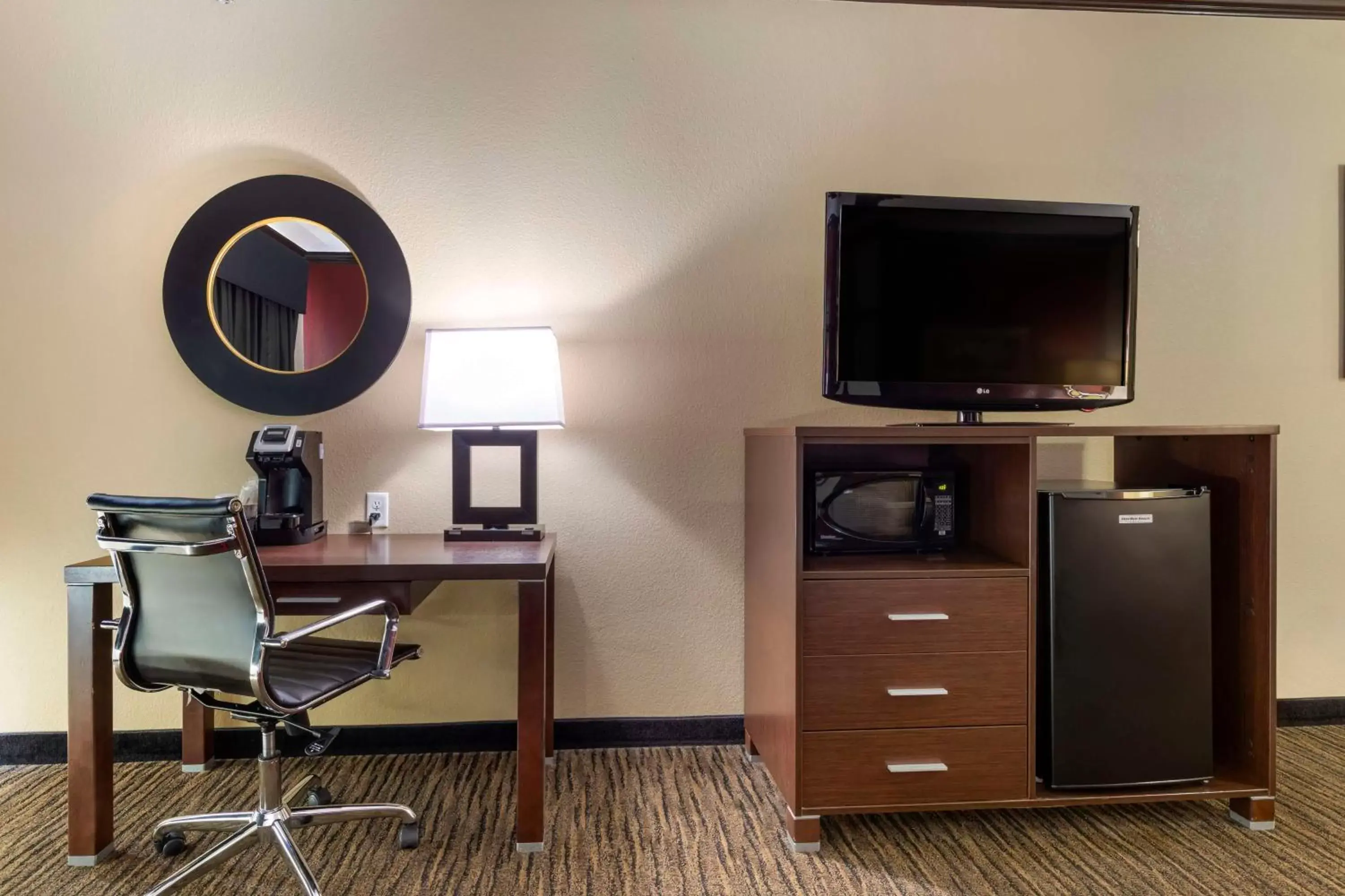 Photo of the whole room, TV/Entertainment Center in Best Western Plus Classic Inn and Suites