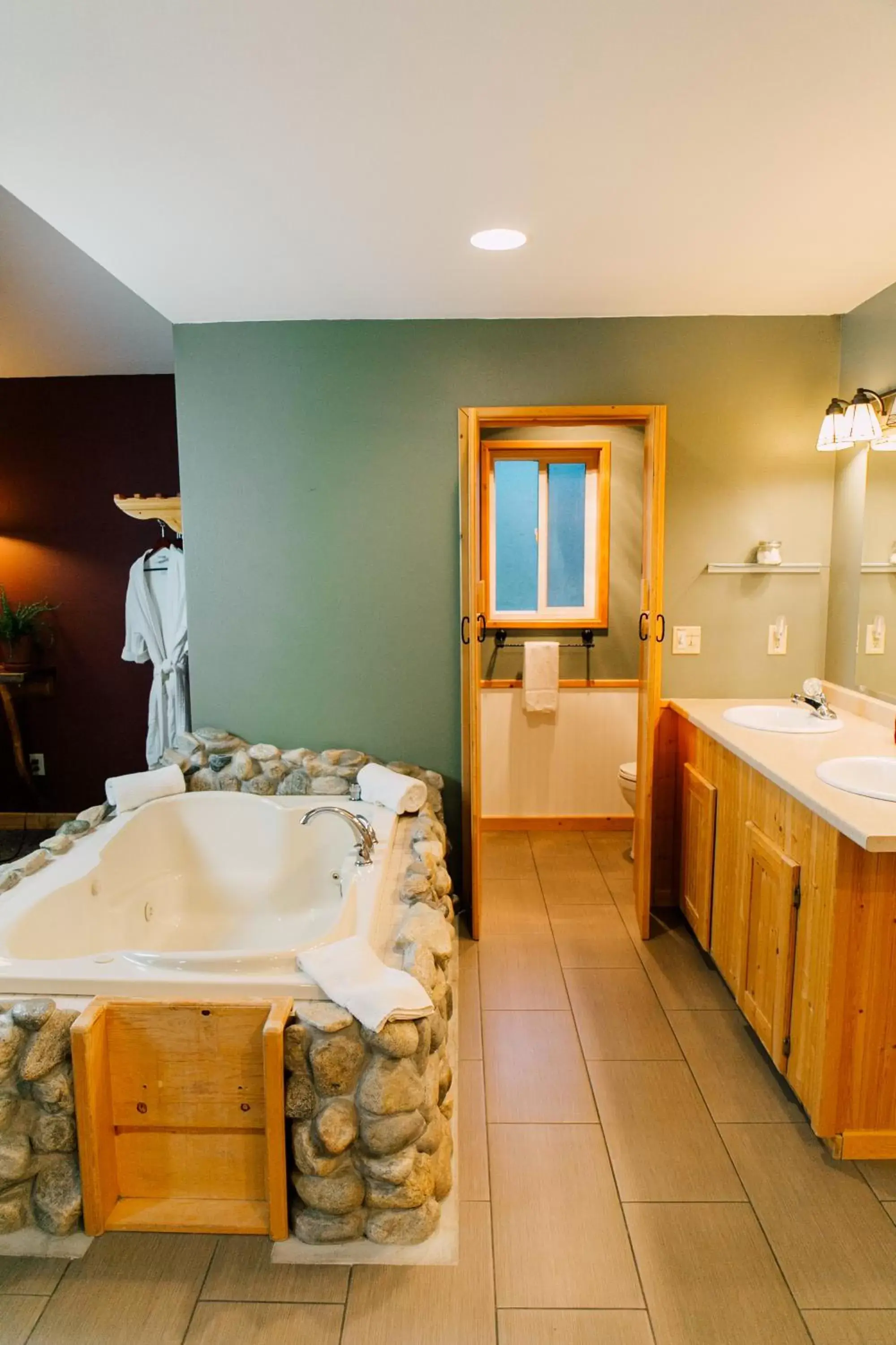 Hot Tub, Bathroom in Pine River Ranch B&B