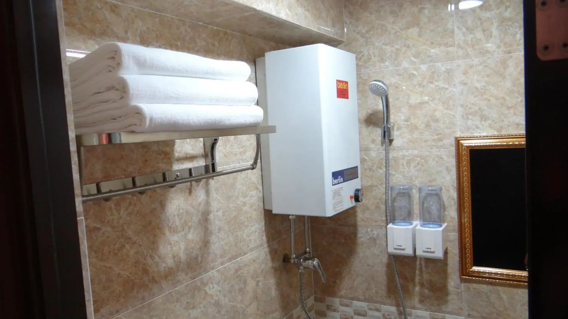 Shower, Bathroom in Philippine Hostel