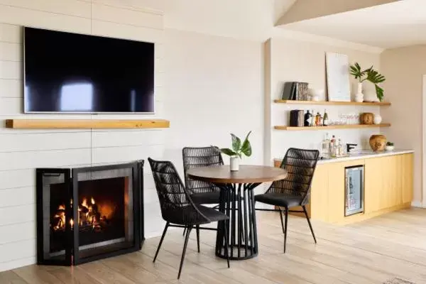 Kitchen or kitchenette, TV/Entertainment Center in Gurney's Montauk Resort & Seawater Spa