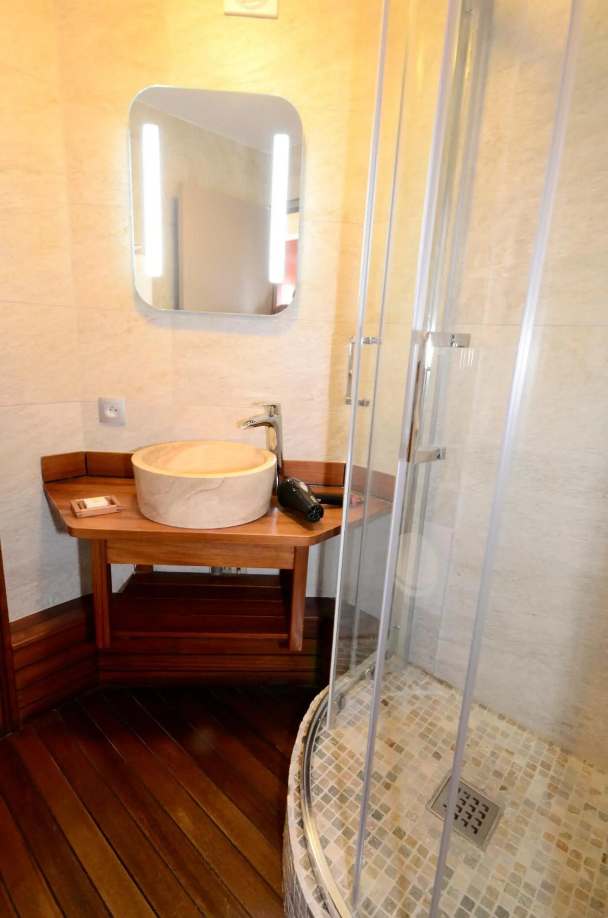 Shower, Bathroom in Green hotels Confort Paris 13