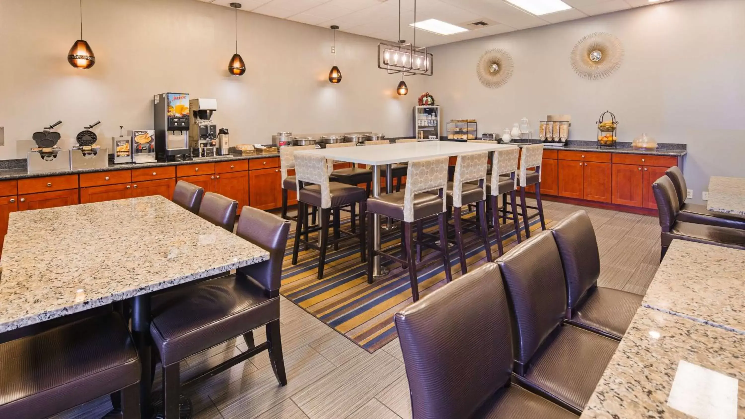 Restaurant/Places to Eat in Best Western Cascadia Inn