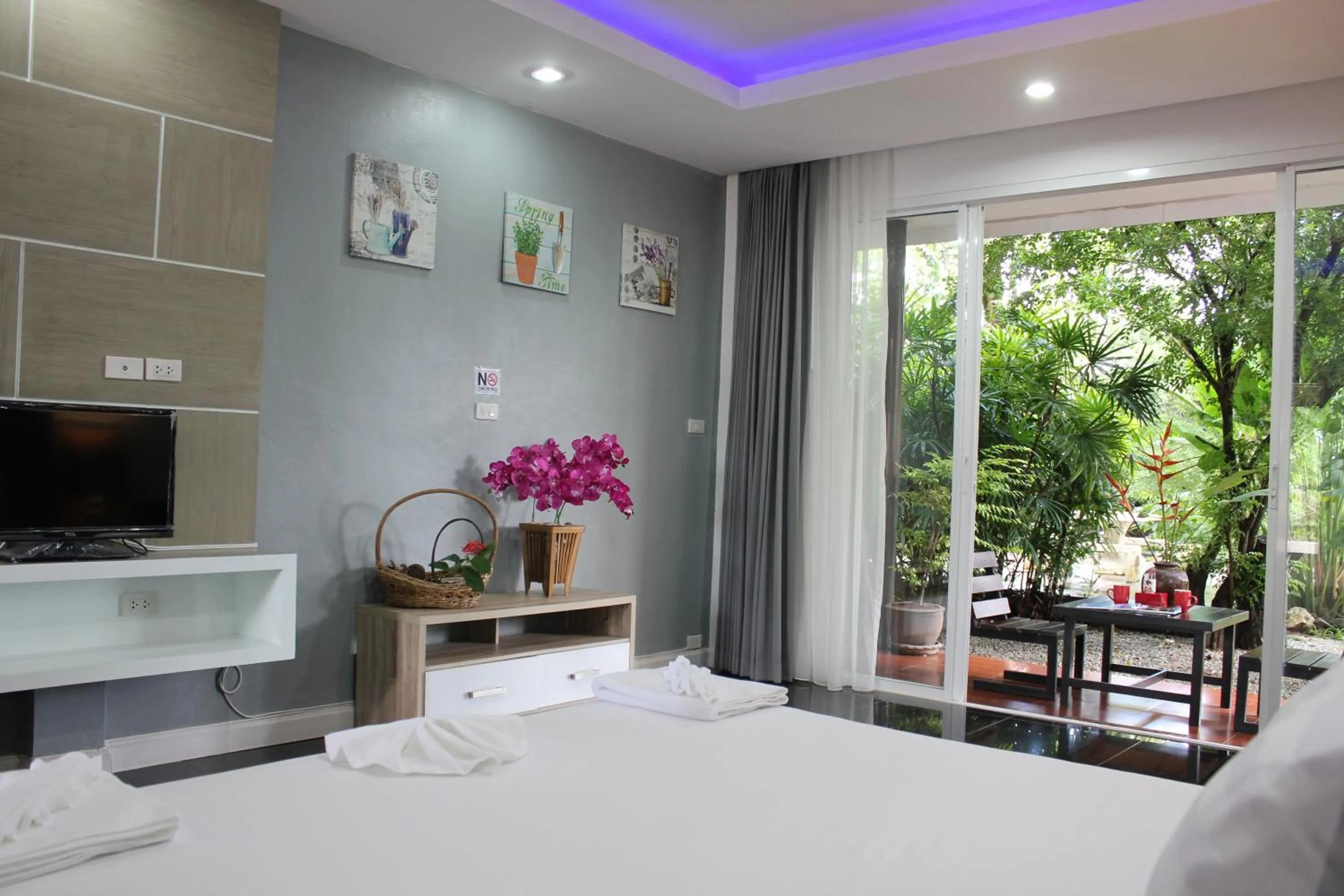 Property building, Bed in Eat n Sleep