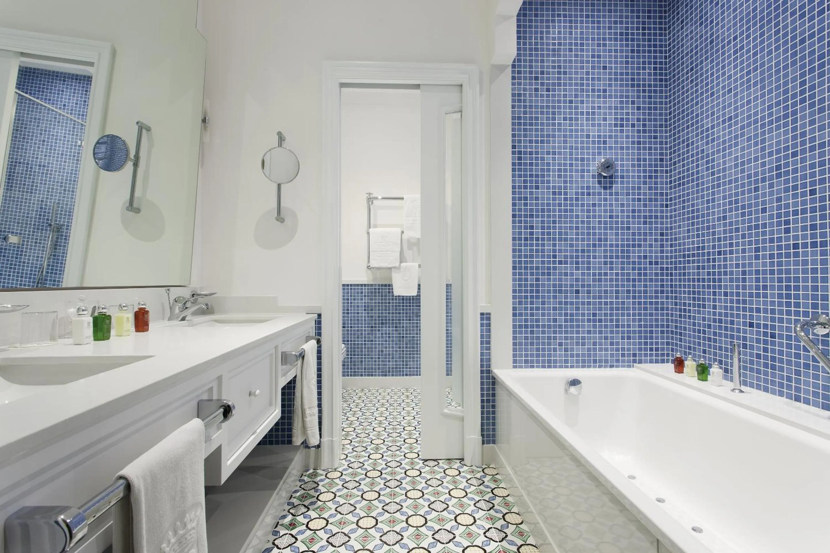 Shower in Grand Hotel Ambasciatori