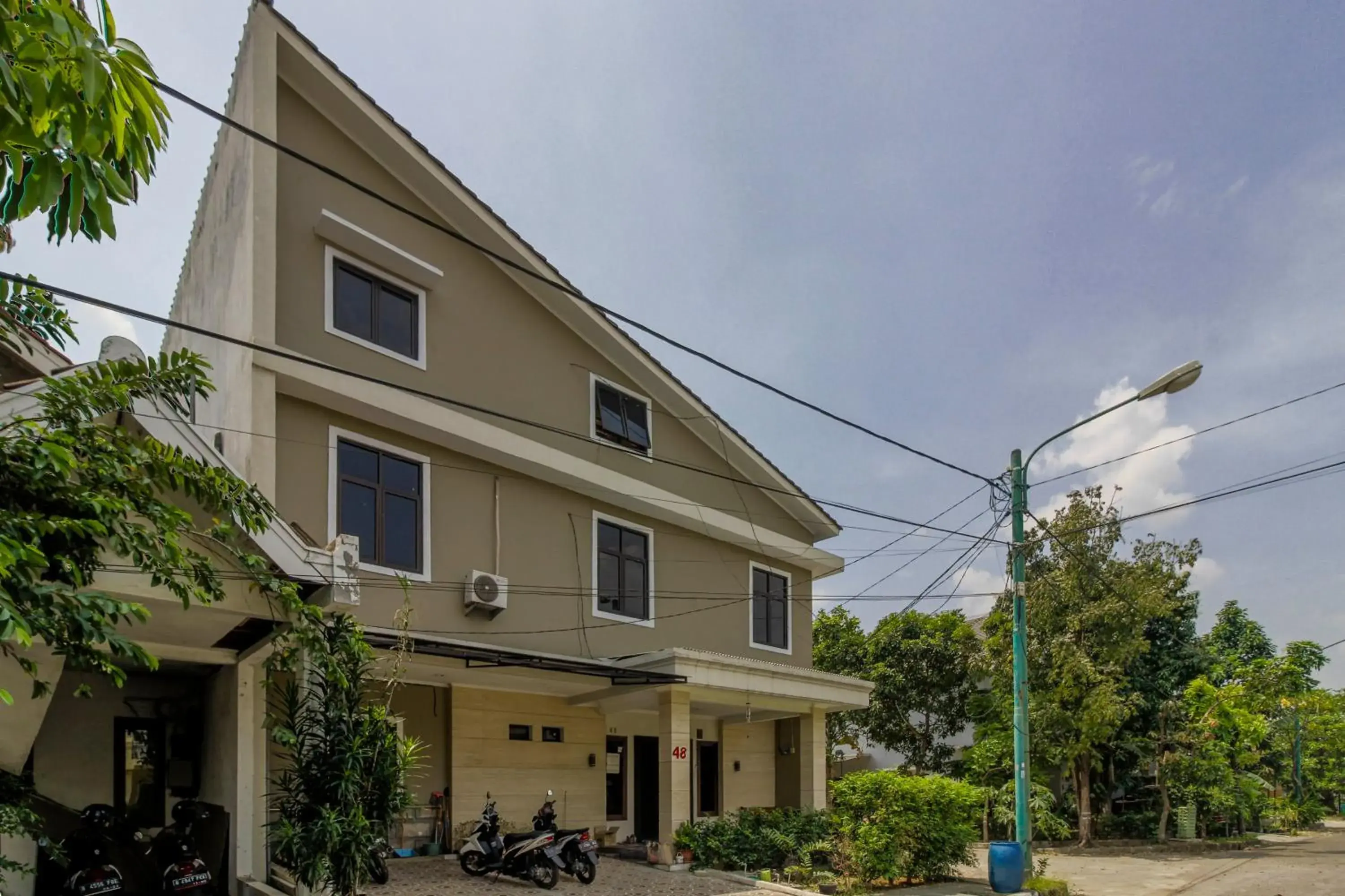 Property building in RedDoorz Plus near Lippo Cikarang Mall Property building in RedDoorz Plus near Lippo Cikarang Mall