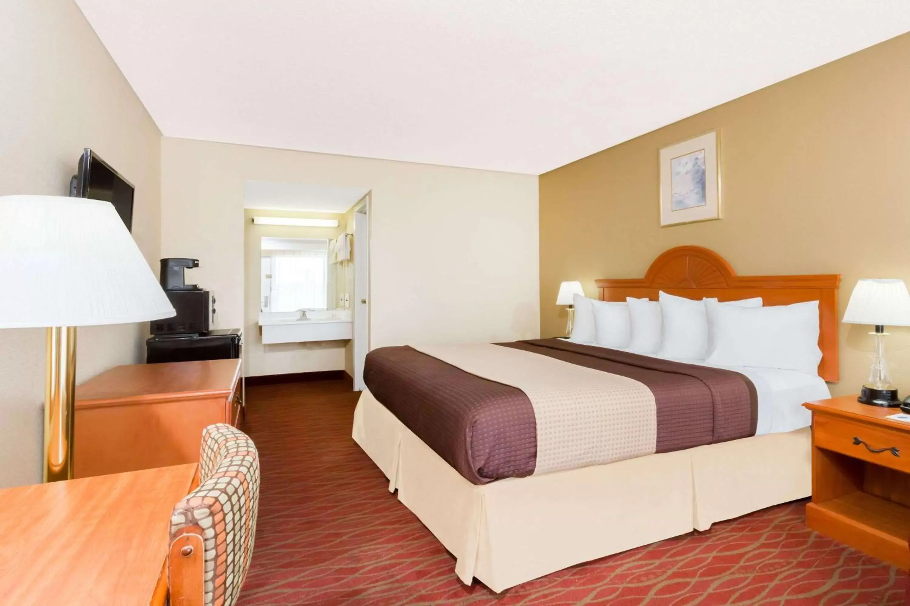 Photo of the whole room, Bed in Days Inn by Wyndham Staunton