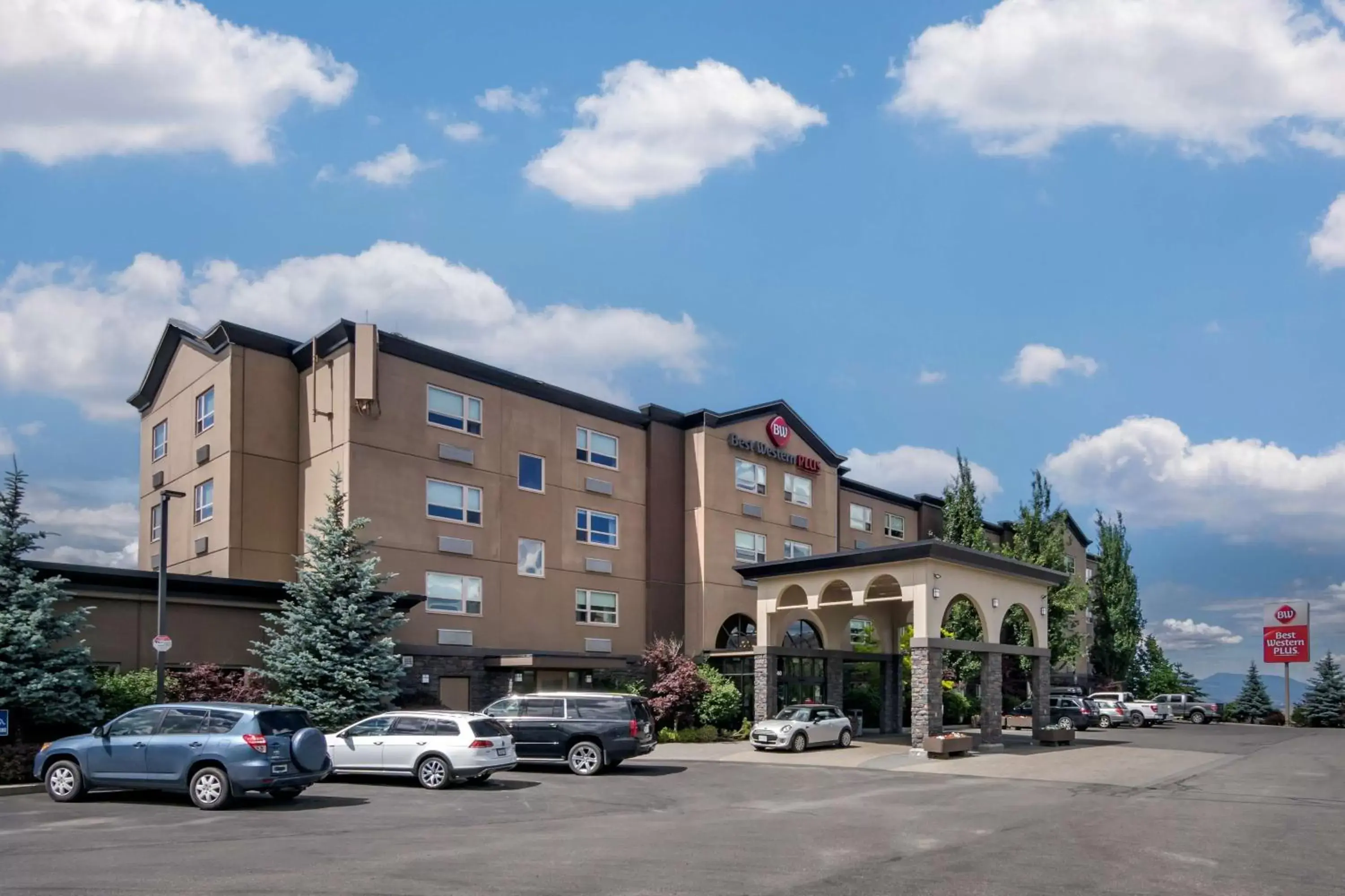 Property building in Best Western Plus Kamloops Hotel Property building in Best Western Plus Kamloops Hotel