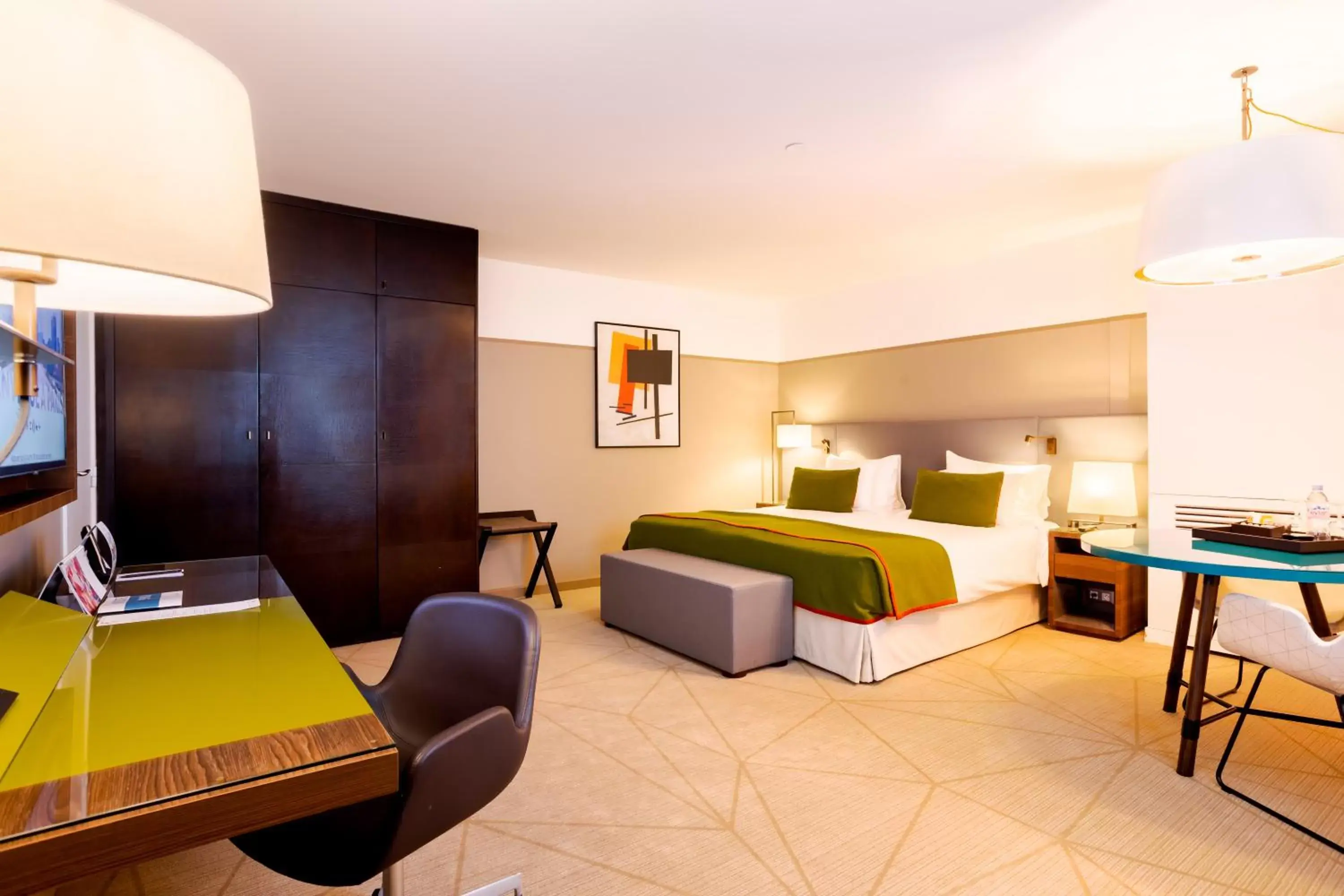 Bed in Fraser Suites Paris La Défense