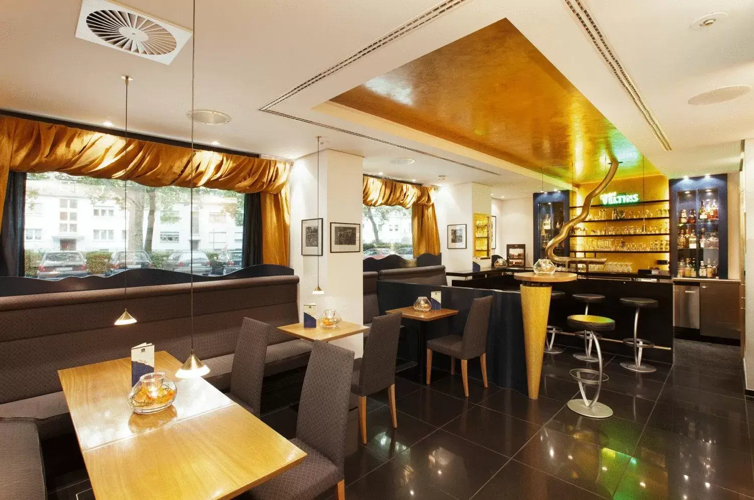 Lounge or bar, Restaurant/Places to Eat in Best Western Plus Arosa Hotel