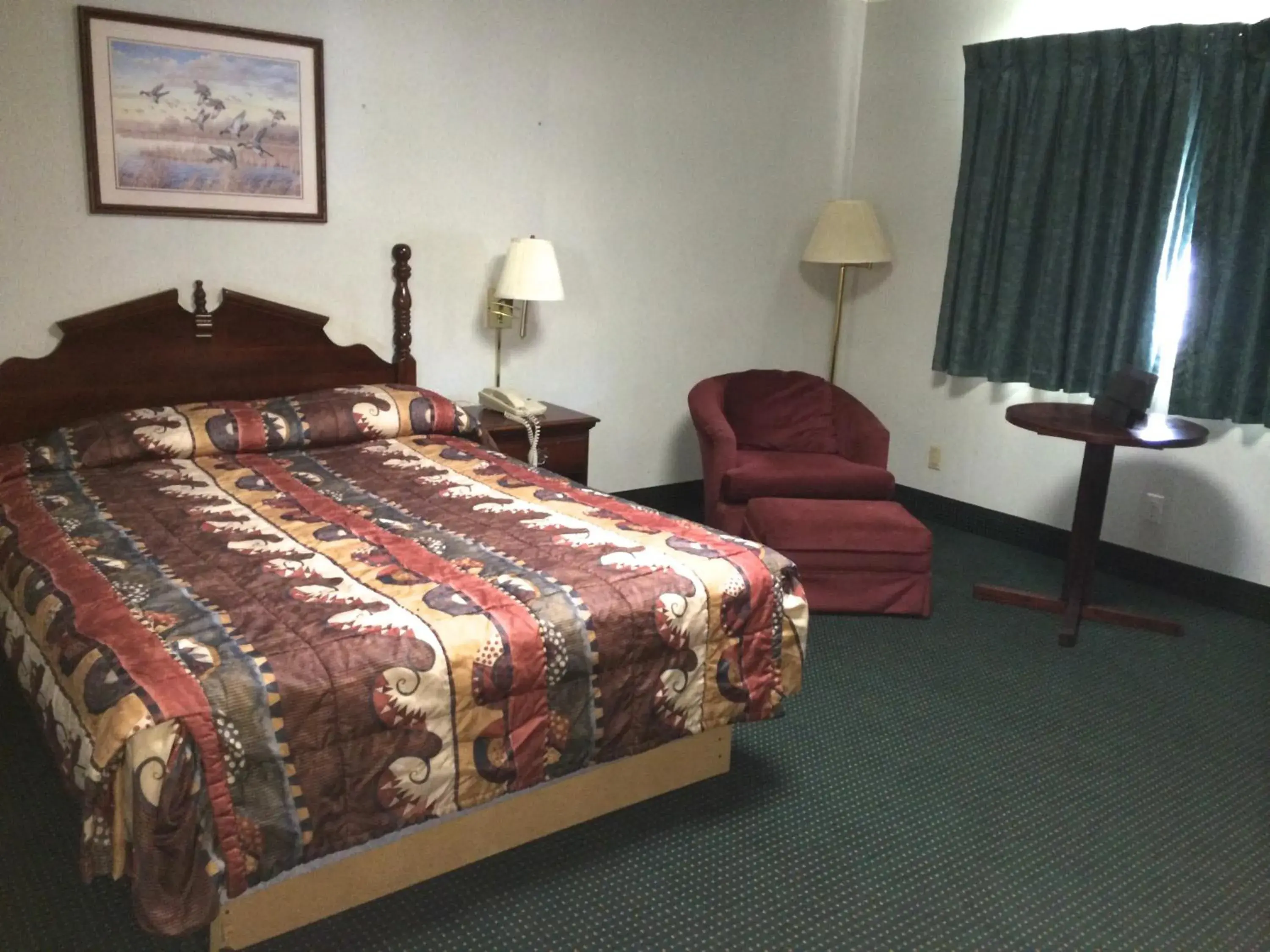 Bed in Rapids Inn & Suites