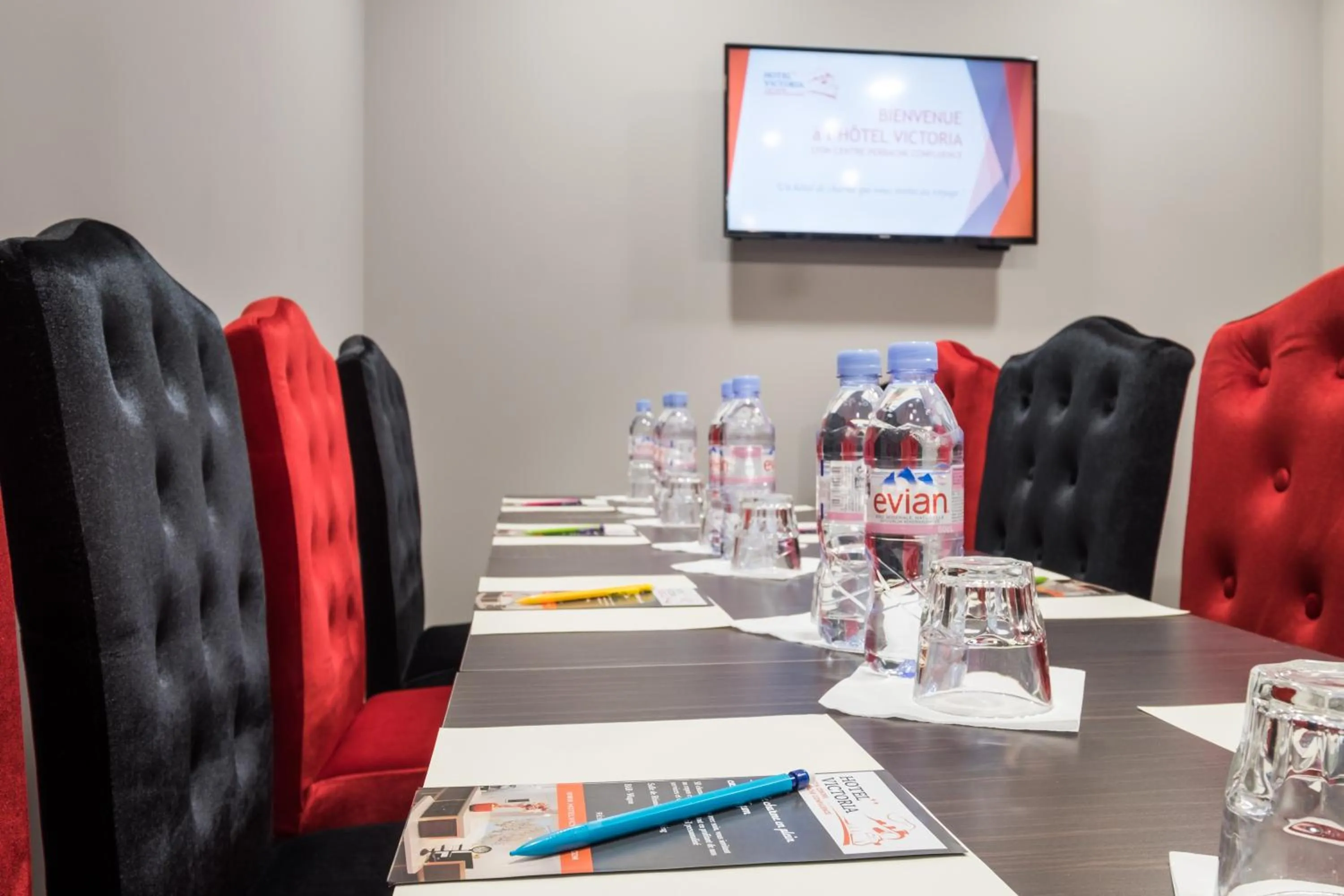 Communal lounge/ TV room in Hotel Victoria Lyon Perrache Confluence