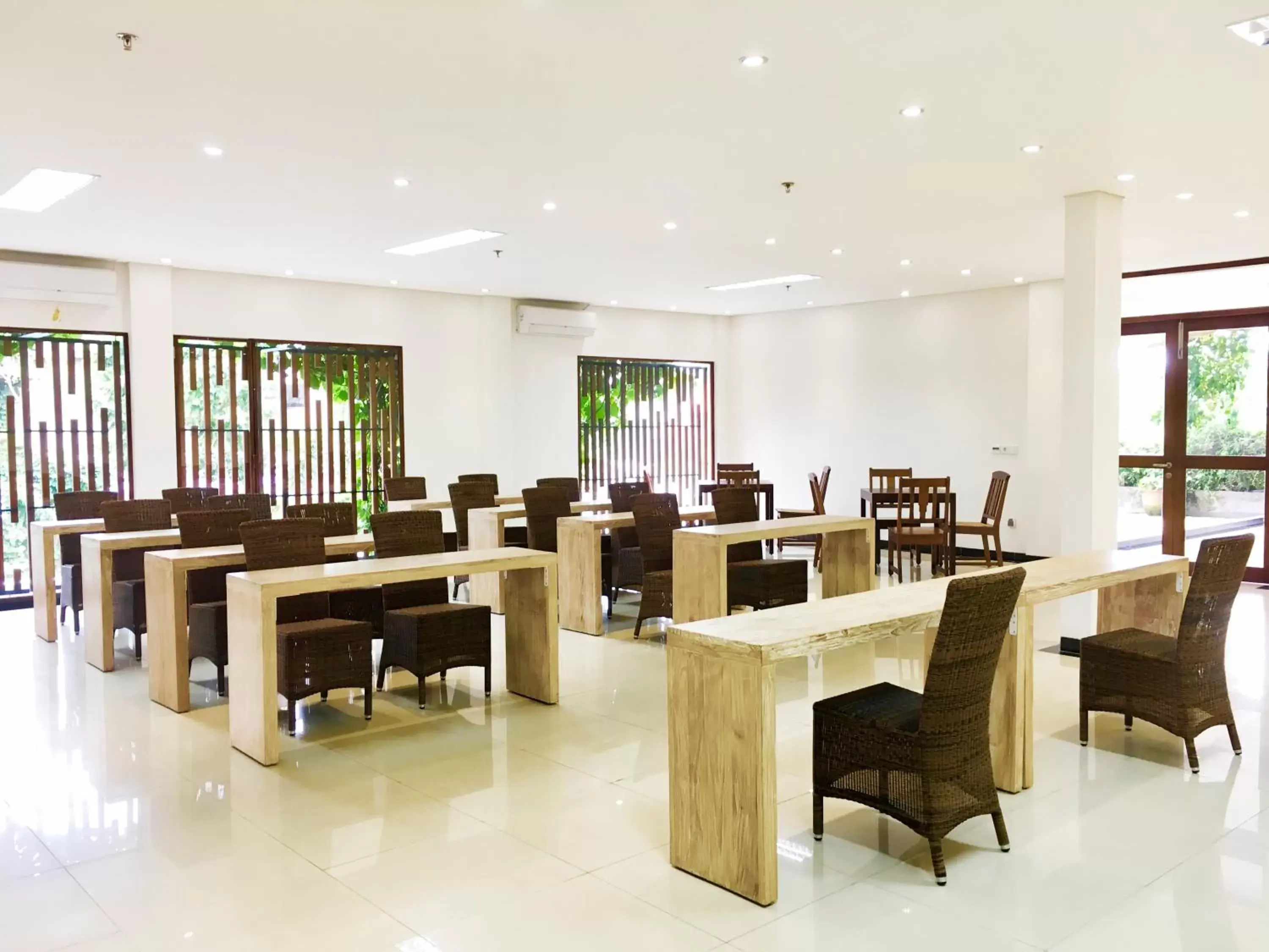 Meeting/conference room, Restaurant/Places to Eat in Hotel Puriartha Ubud - CHSE Certified