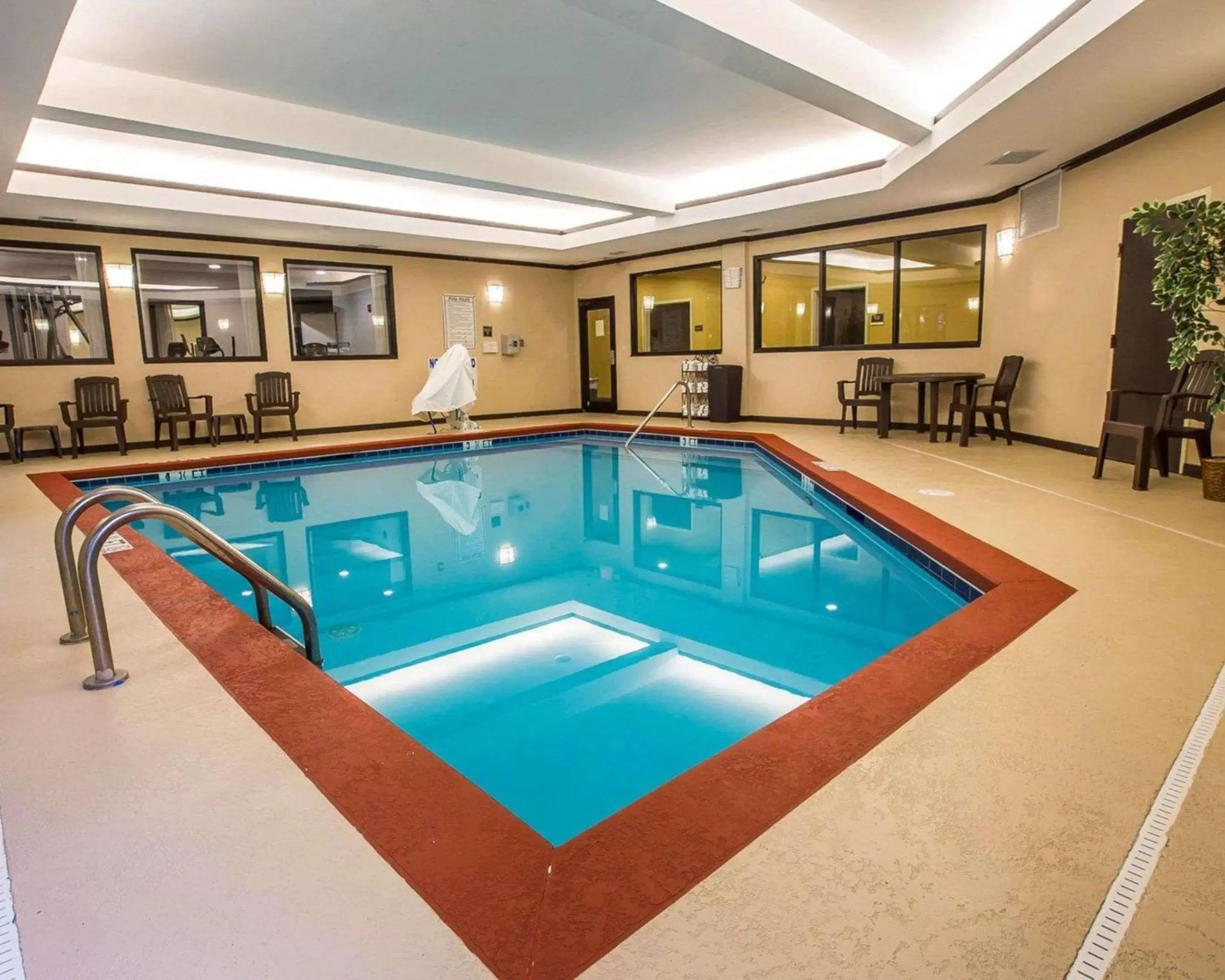 Swimming Pool in Comfort Suites Simpsonville