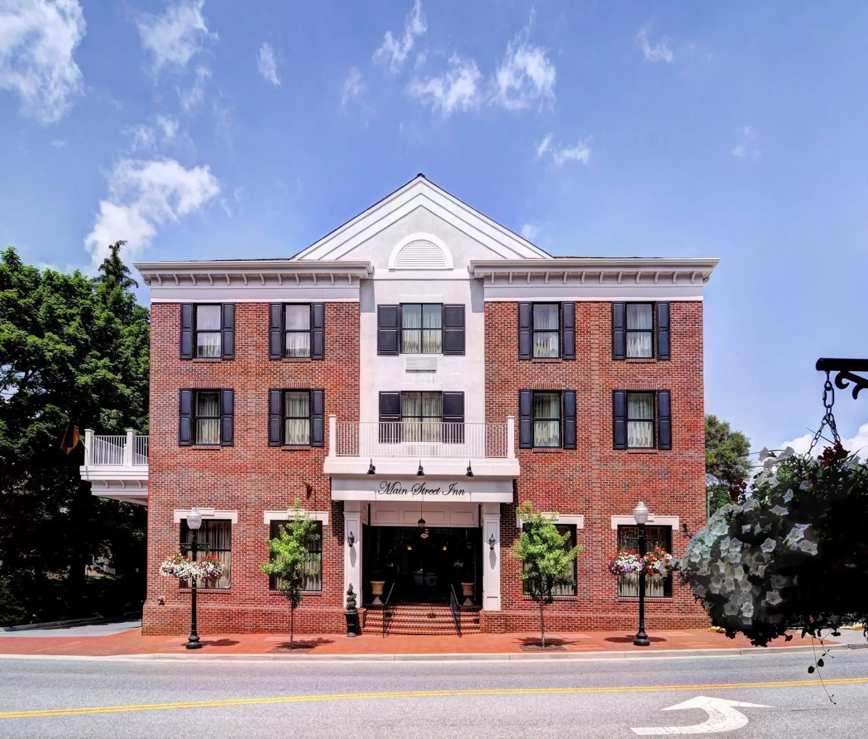 Facade/entrance, Property Building in Main Street Inn Blacksburg