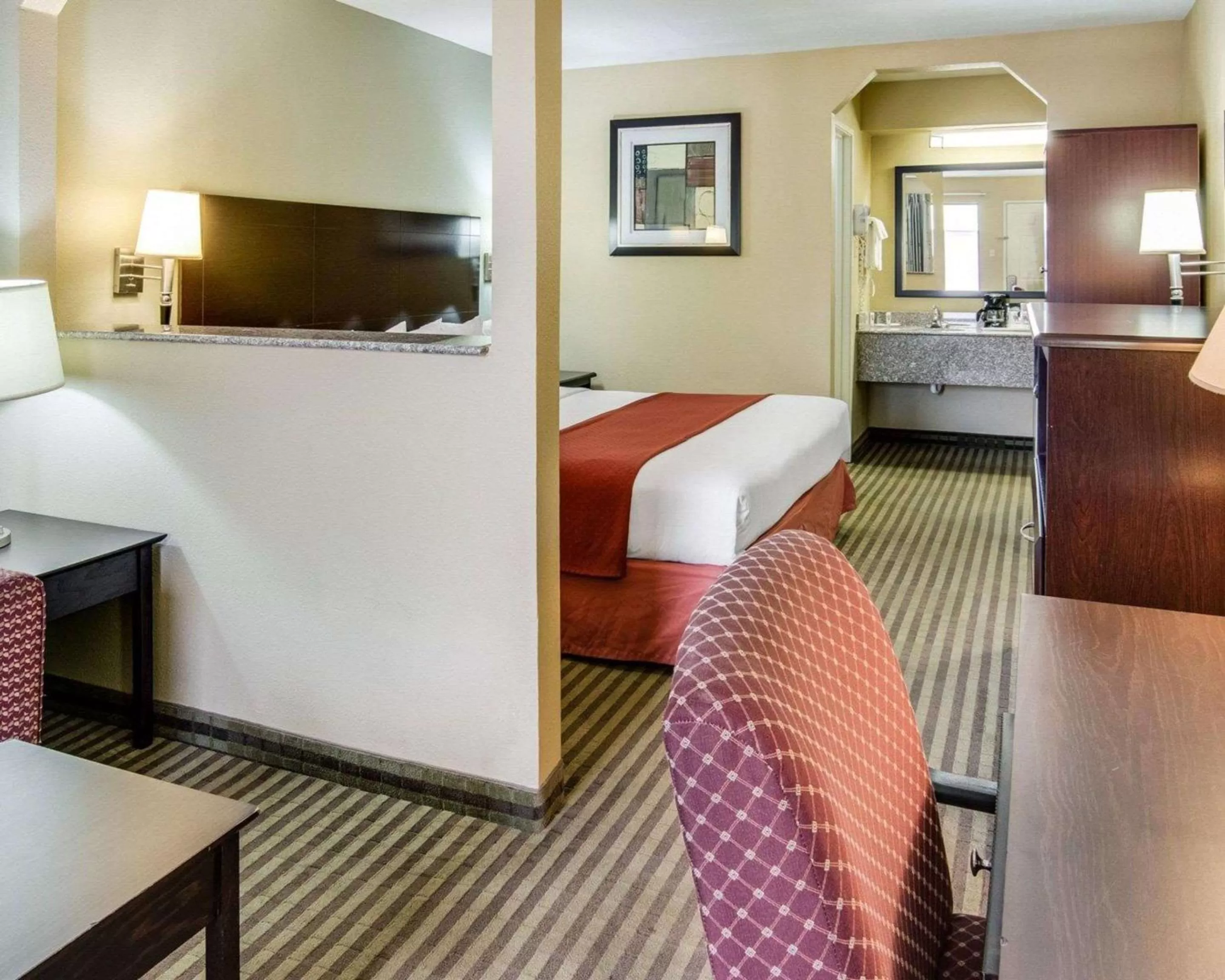 Photo of the whole room, Bed in Quality Inn Mt Pleasant