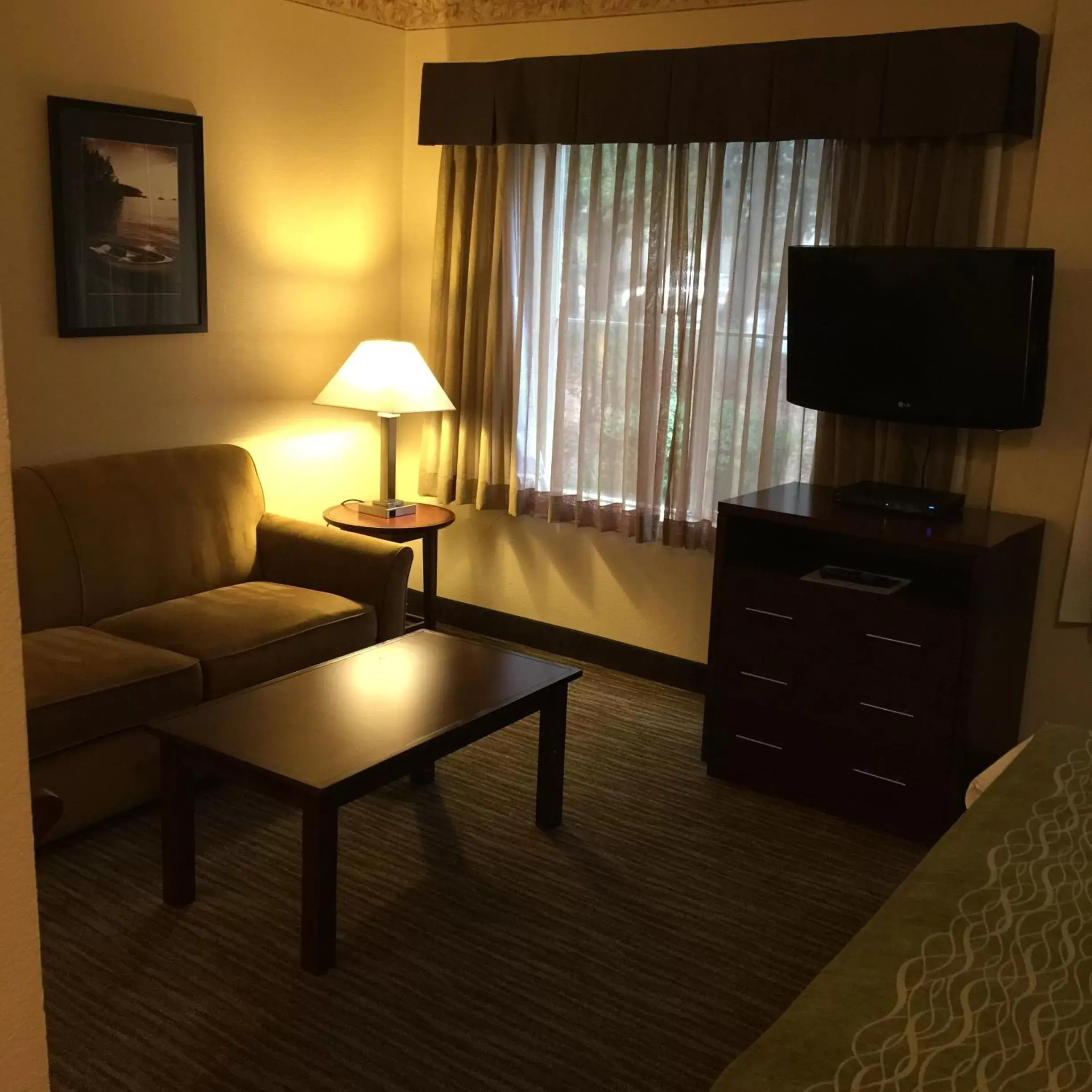 Living room, TV/Entertainment Center in Hawthorn Suites by Wyndham Rancho Cordova/Folsom