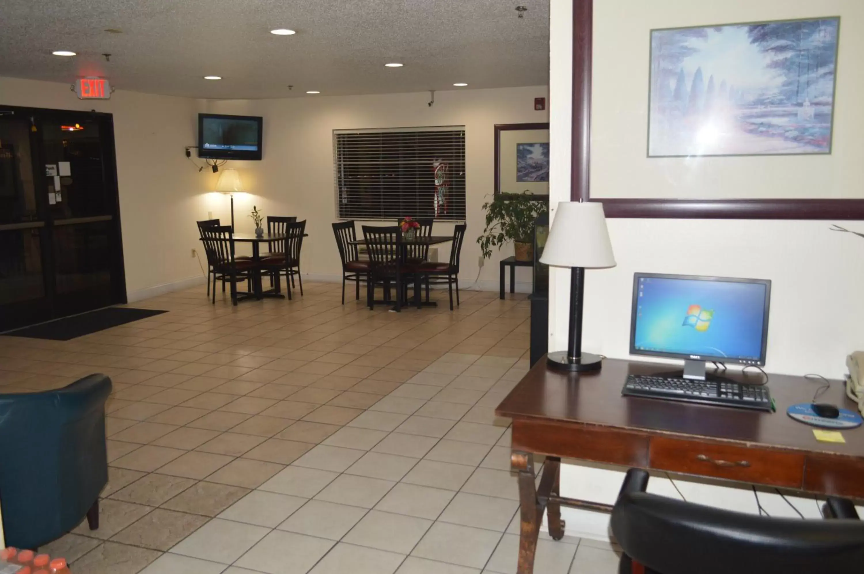 Communal lounge/ TV room in American Elite Inn