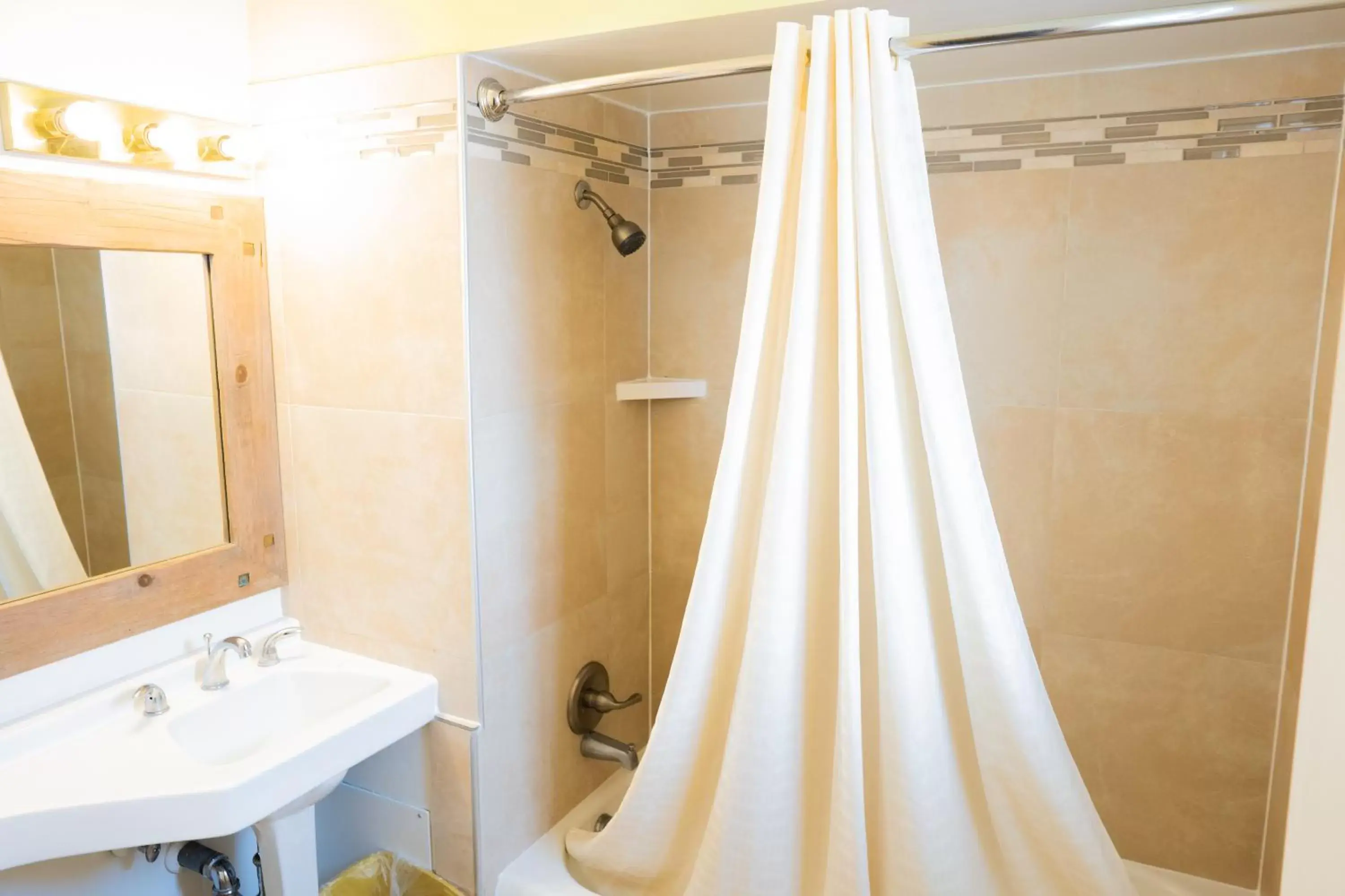 Bathroom in Rodeway Inn Albuquerque Downtown on Rt 66 Bathroom in Rodeway Inn Albuquerque Downtown on Rt 66